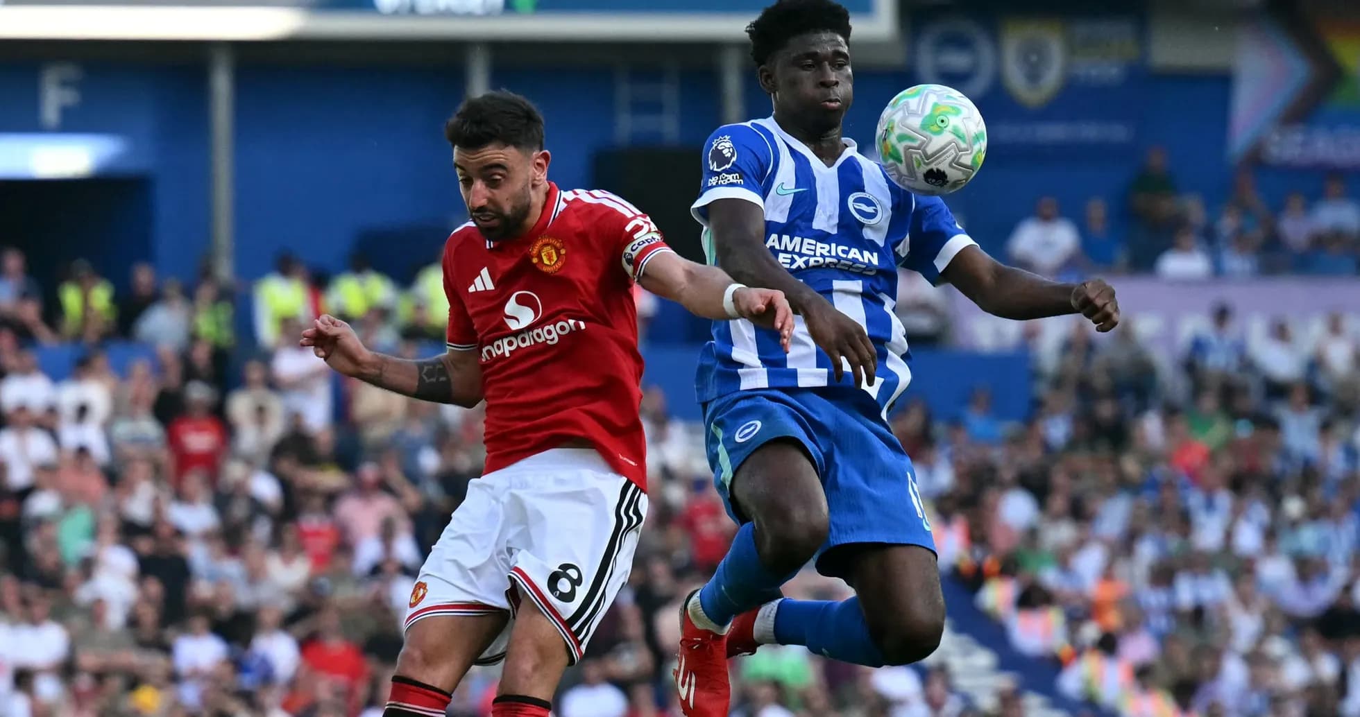Bruno Fernandes y jugador de Brighton disputando el balón Bruno Fernandes y jugador de Brighton disputando el balón
