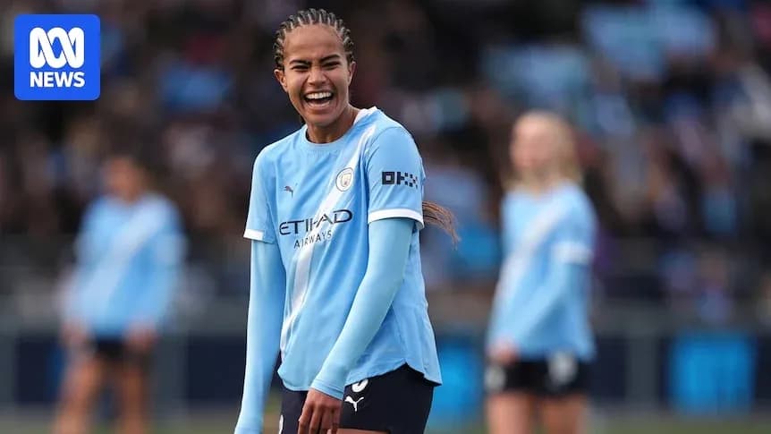 Jugadora de Manchester City sonriendo en el campo Jugadora de Manchester City sonriendo en el campo