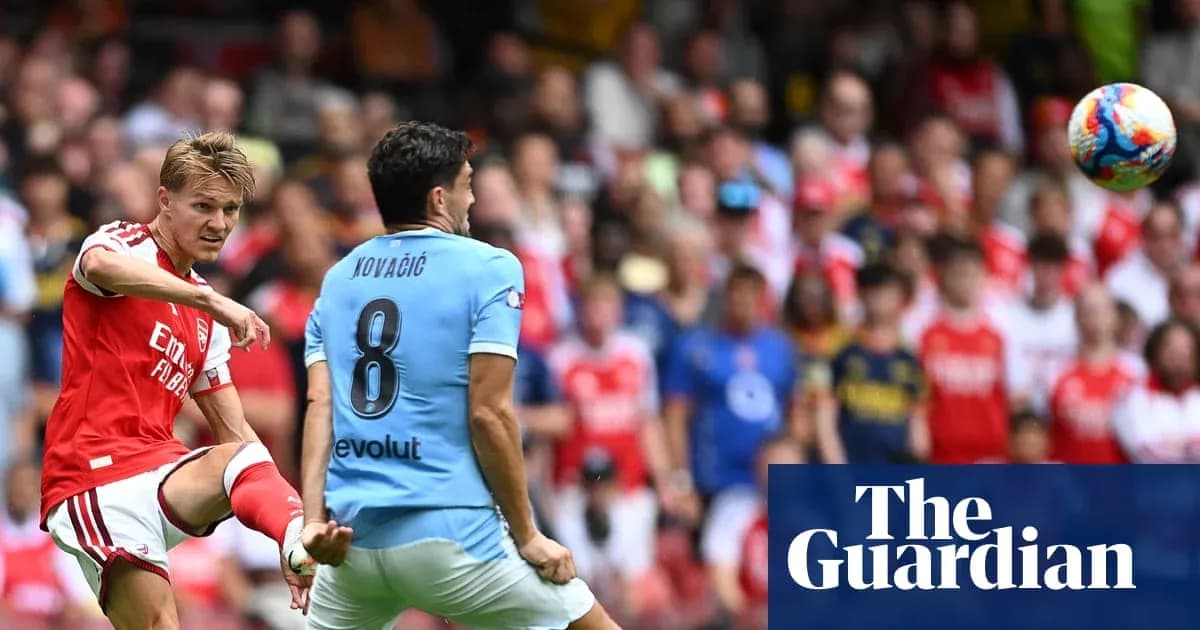 Jugador de Arsenal lanza el balón hacia el adversario Jugador de Arsenal lanza el balón hacia el adversario