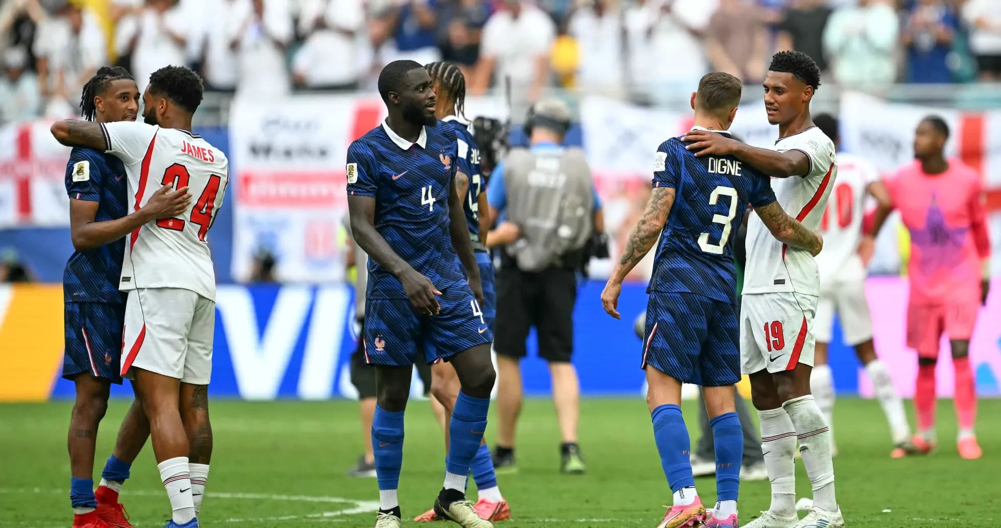 Jugadores de Francia y el equipo contrario se abrazan Jugadores de Francia y el equipo contrario se abrazan