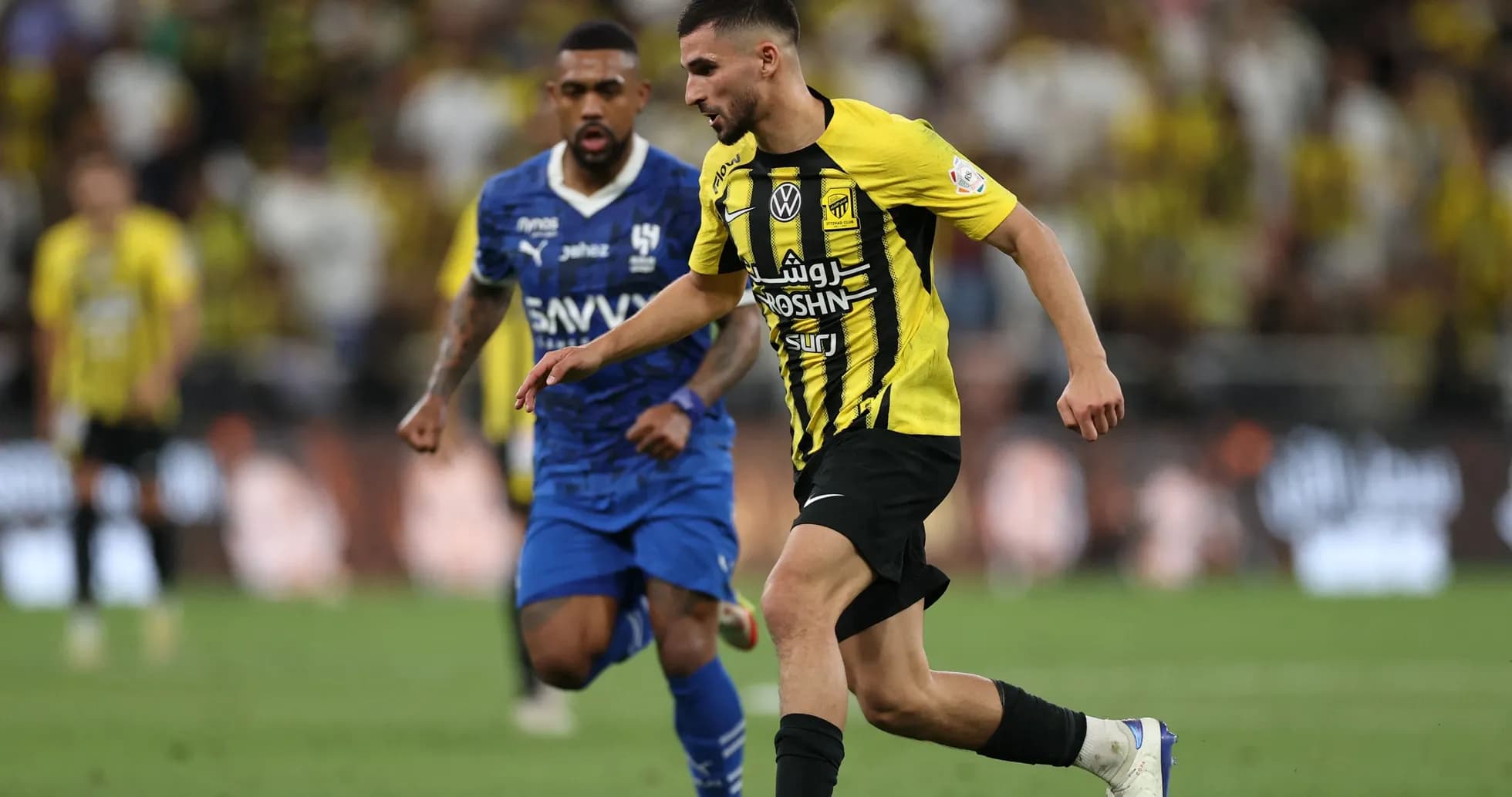 Jugador de Al Ittihad avanzando con el balón Jugador de Al Ittihad avanzando con el balón