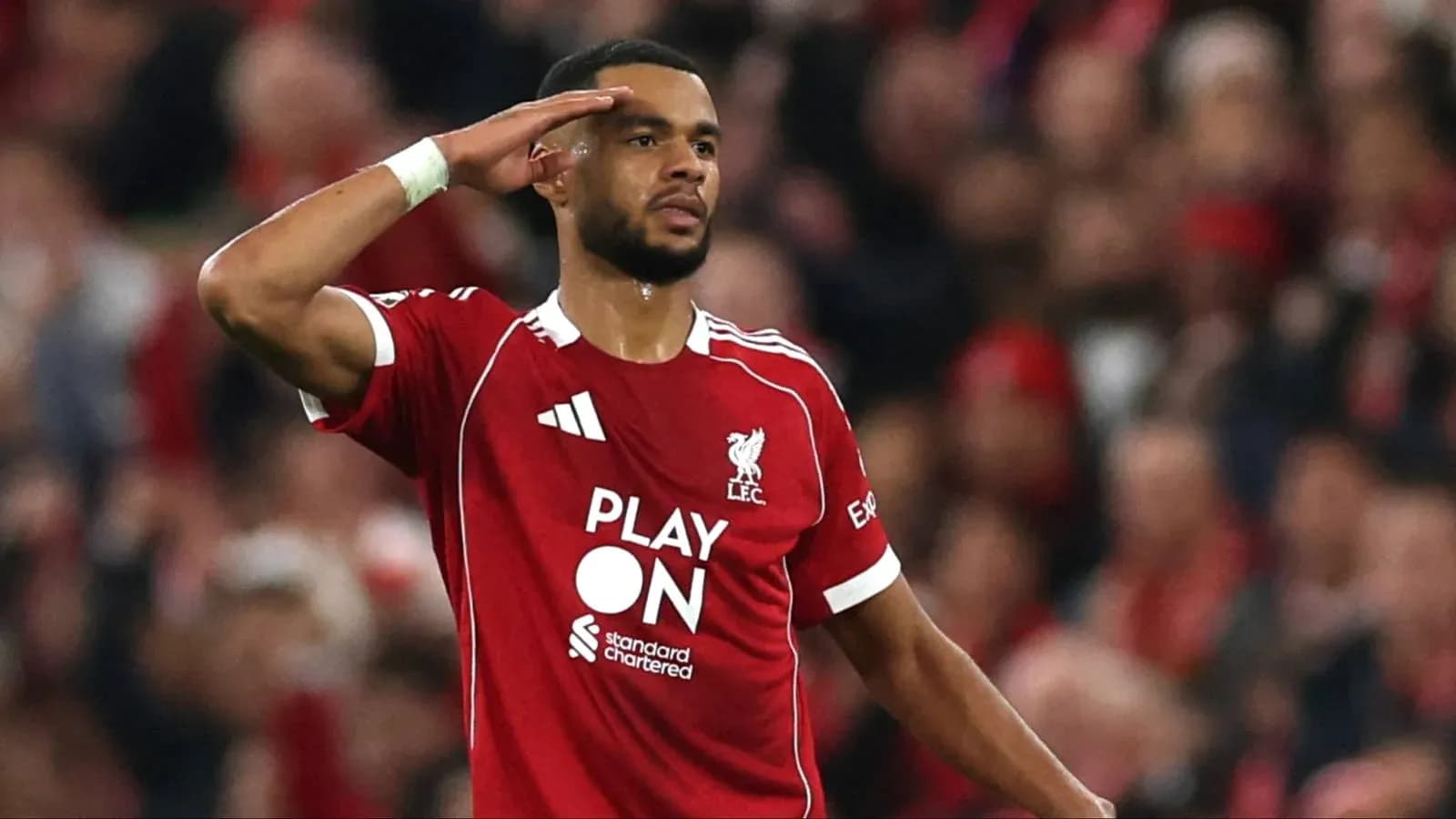 Jugador de Liverpool saludando a la afición Jugador de Liverpool saludando a la afición