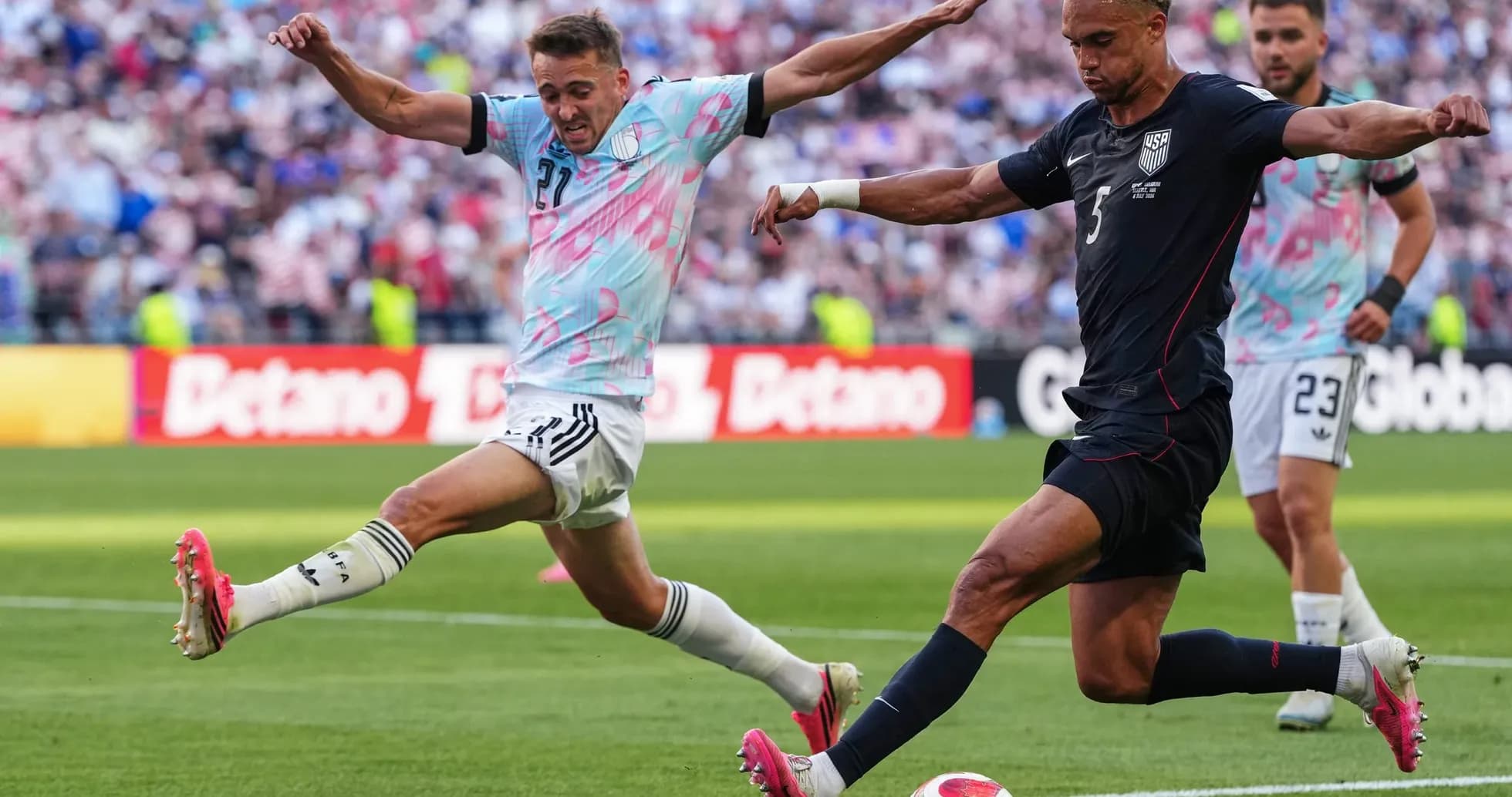 Jugador estadounidense chutando el balón durante el partido Jugador estadounidense chutando el balón durante el partido
