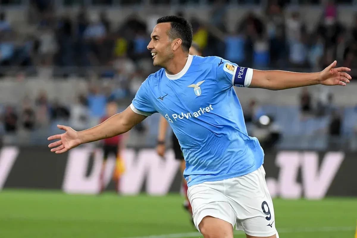 Jugador de Lazio celebrando un gol en el estadio Jugador de Lazio celebrando un gol en el estadio