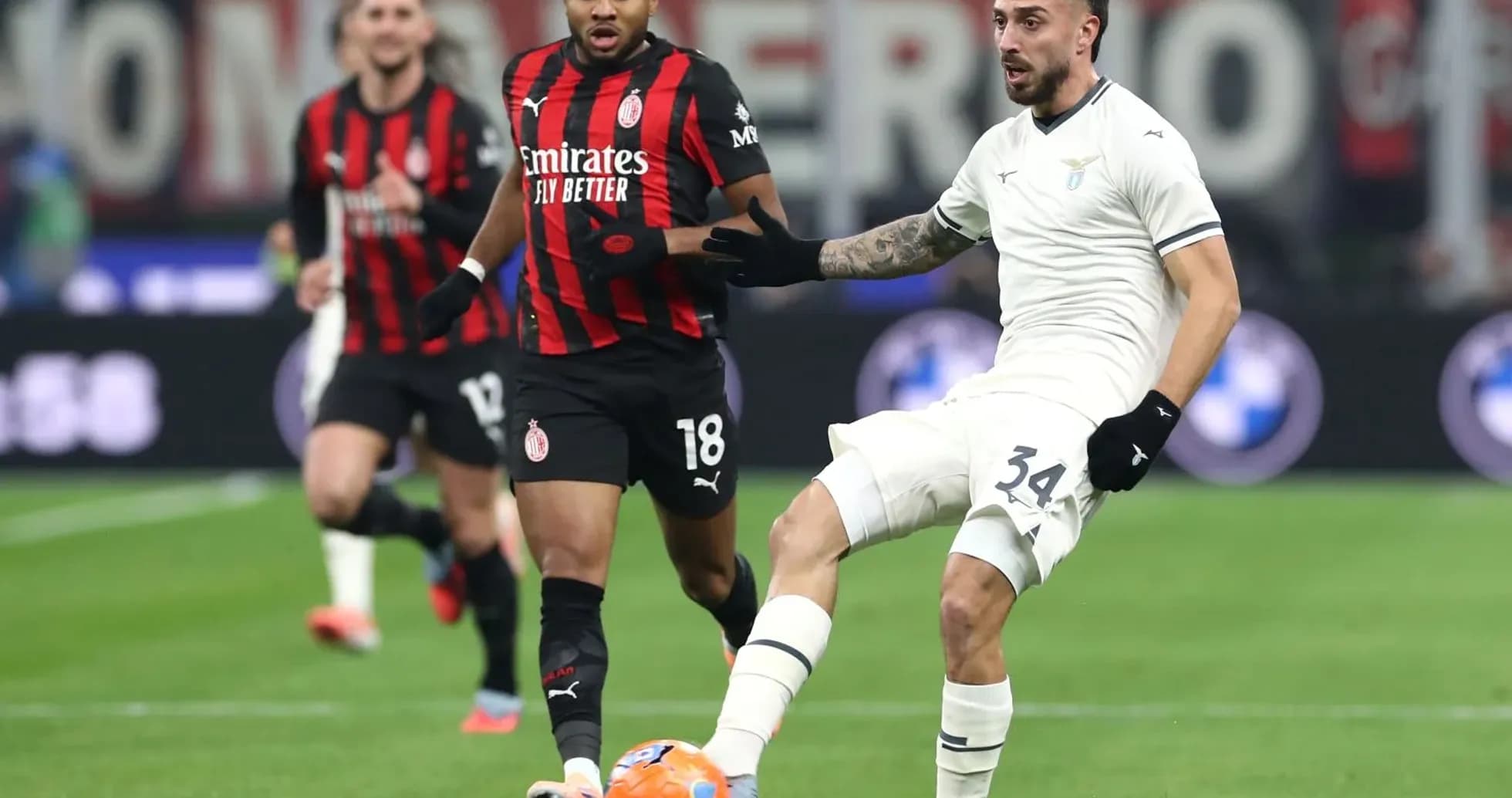 Jugador de Lazio pasa el balón a su compañero Jugador de Lazio pasa el balón a su compañero