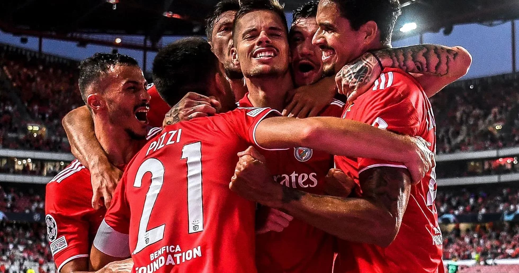 Celebración de jugadores de Benfica en el estadio Celebración de jugadores de Benfica en el estadio