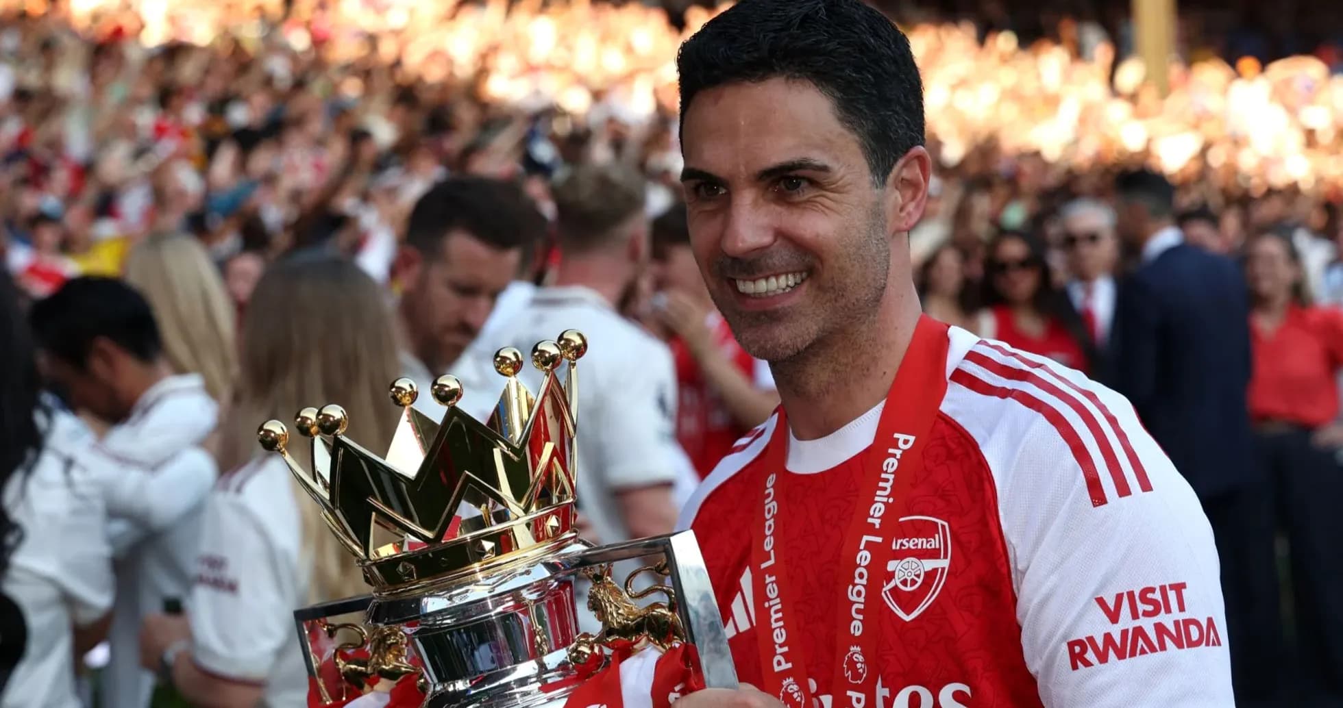 Entrenador de Arsenal sosteniendo el trofeo de Premier League Entrenador de Arsenal sosteniendo el trofeo de Premier League