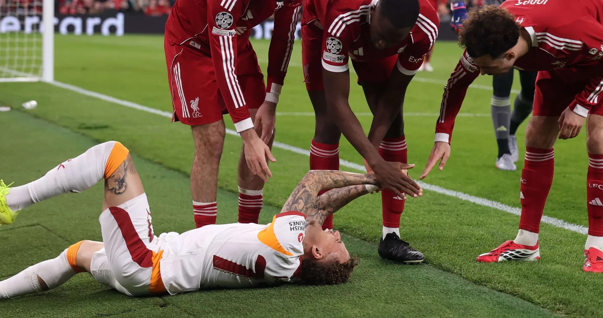 Jugadores de Liverpool ayudan a oponente caído Jugadores de Liverpool ayudan a oponente caído