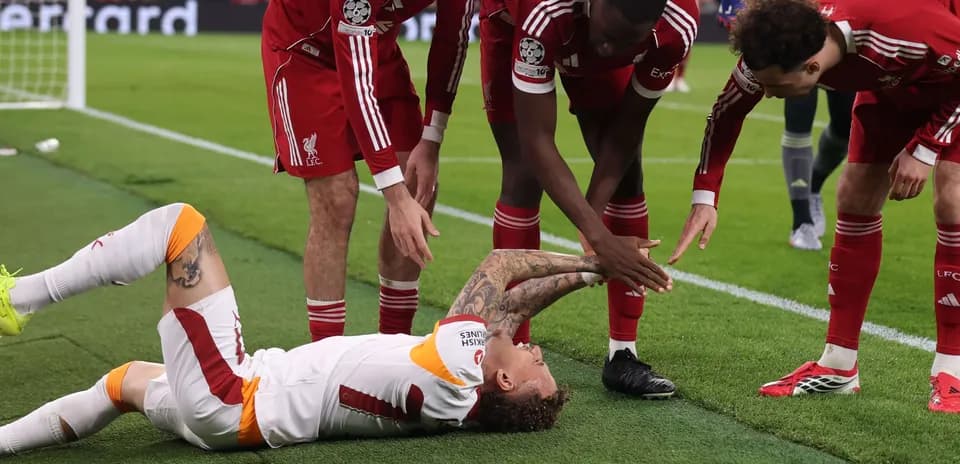 Jugadores de Liverpool ayudan a oponente caído Jugadores de Liverpool ayudan a oponente caído