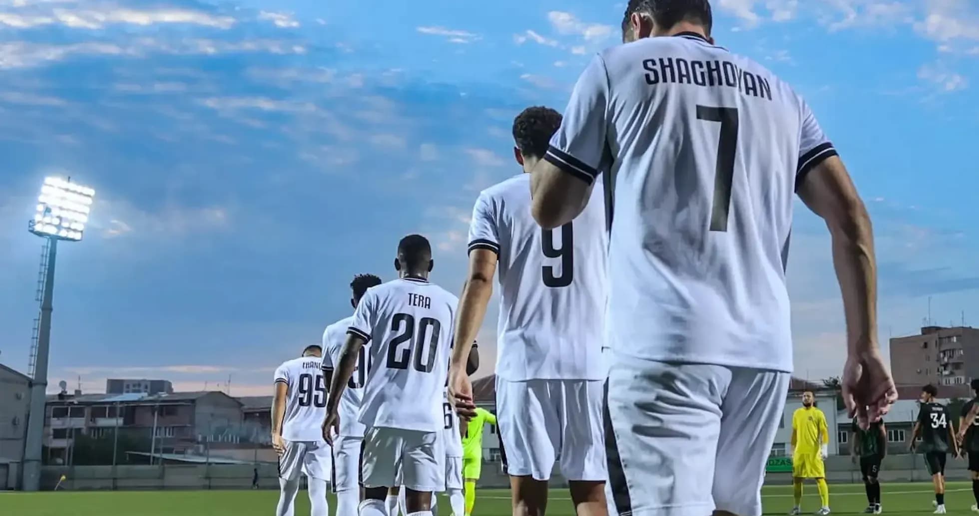 Jugadores de Ararat-Armenia en el campo Jugadores de Ararat-Armenia en el campo