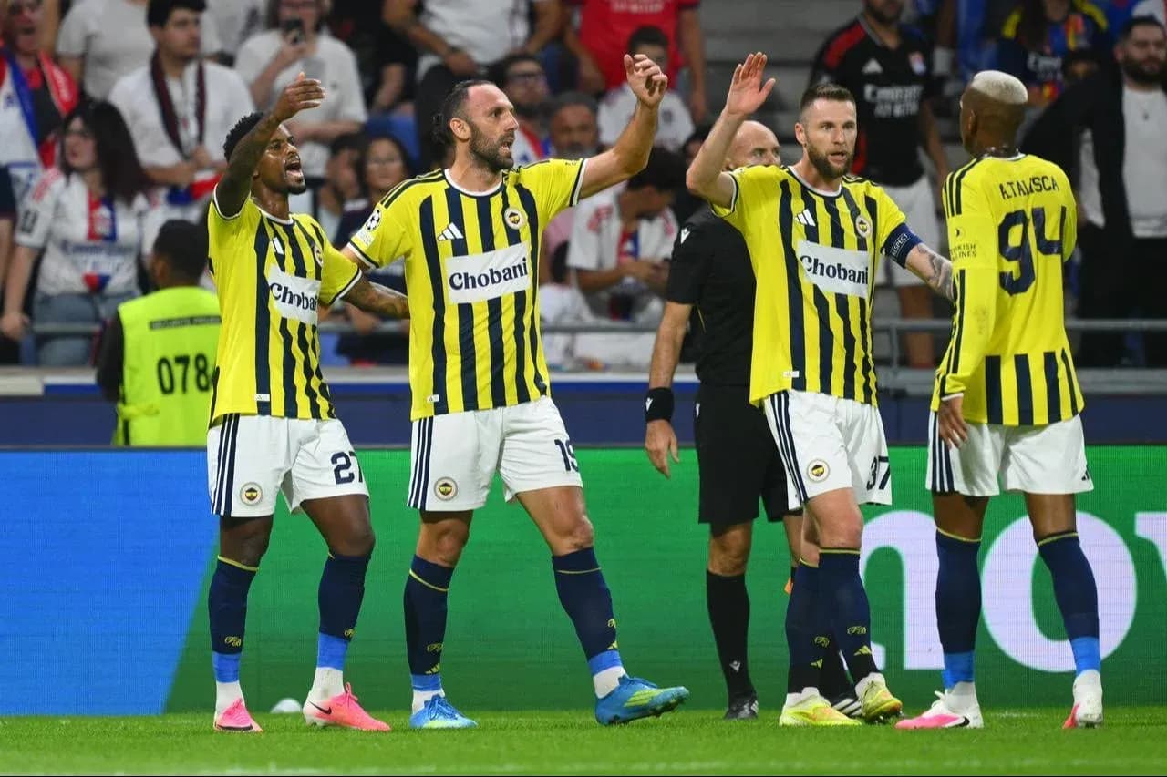 Jugadores de Fenerbahçe celebrando un gol Jugadores de Fenerbahçe celebrando un gol