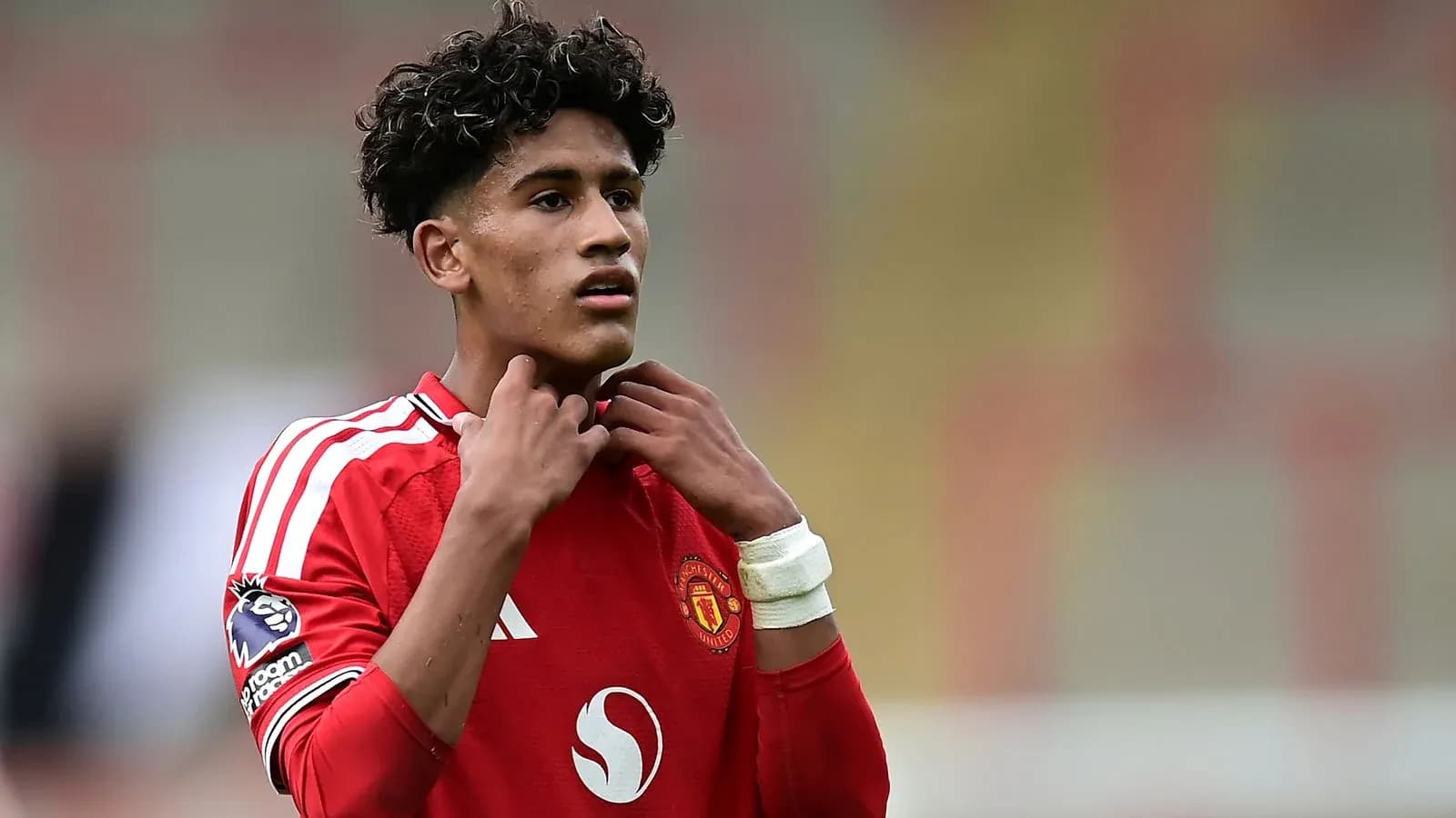 Jugador de Manchester United ajustando su camiseta Jugador de Manchester United ajustando su camiseta