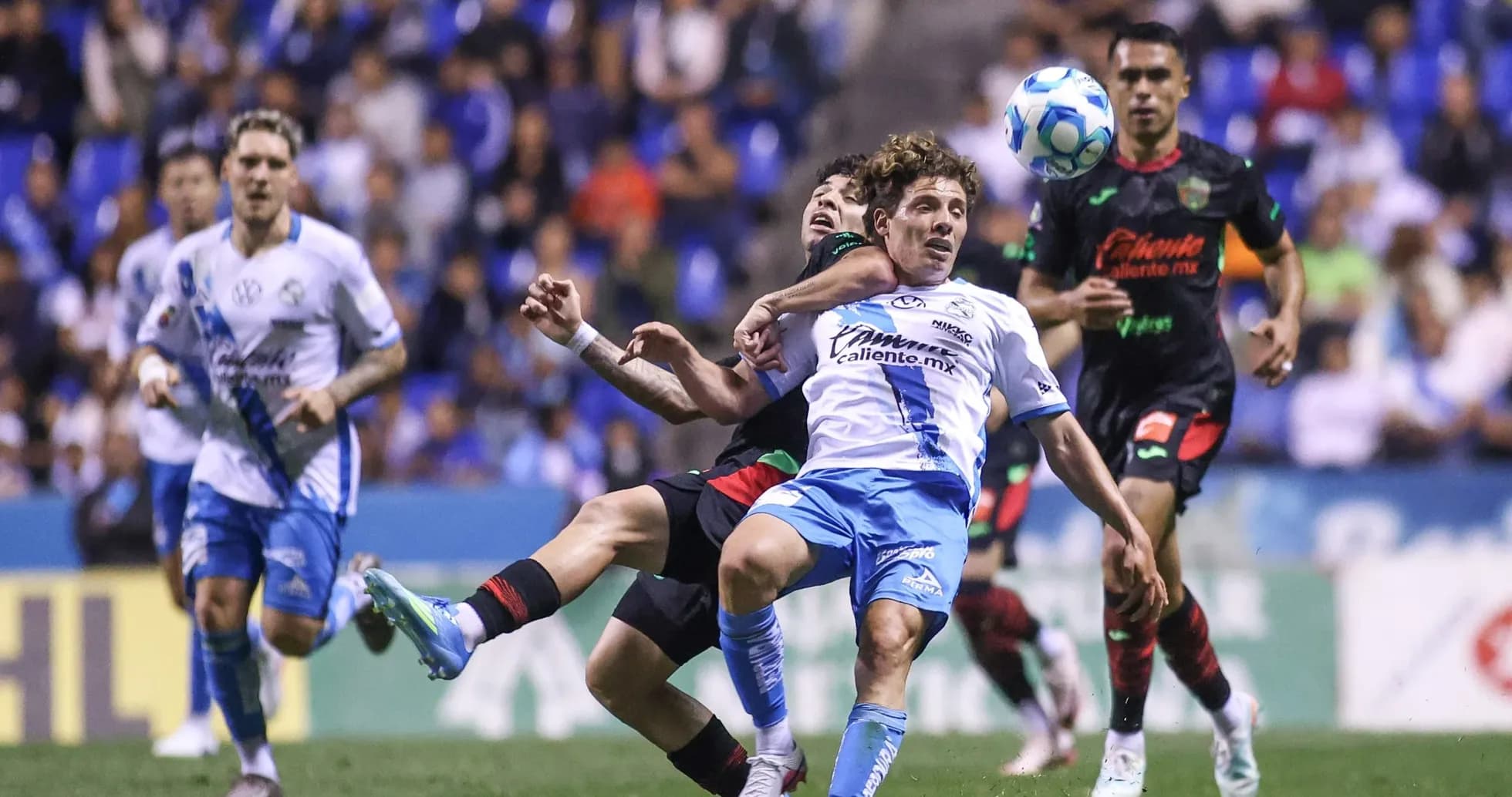 Jugador de Puebla luchando por el balón contra FC Juárez Jugador de Puebla luchando por el balón contra FC Juárez