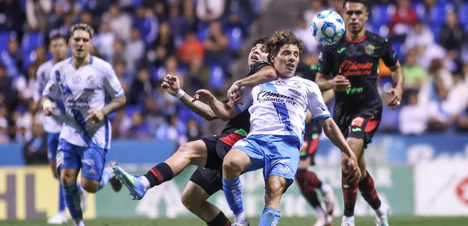 Jugador de Puebla luchando por el balón contra FC Juárez Jugador de Puebla luchando por el balón contra FC Juárez