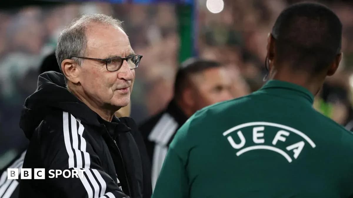 Entrenador conversando con árbitro antes del partido Entrenador conversando con árbitro antes del partido