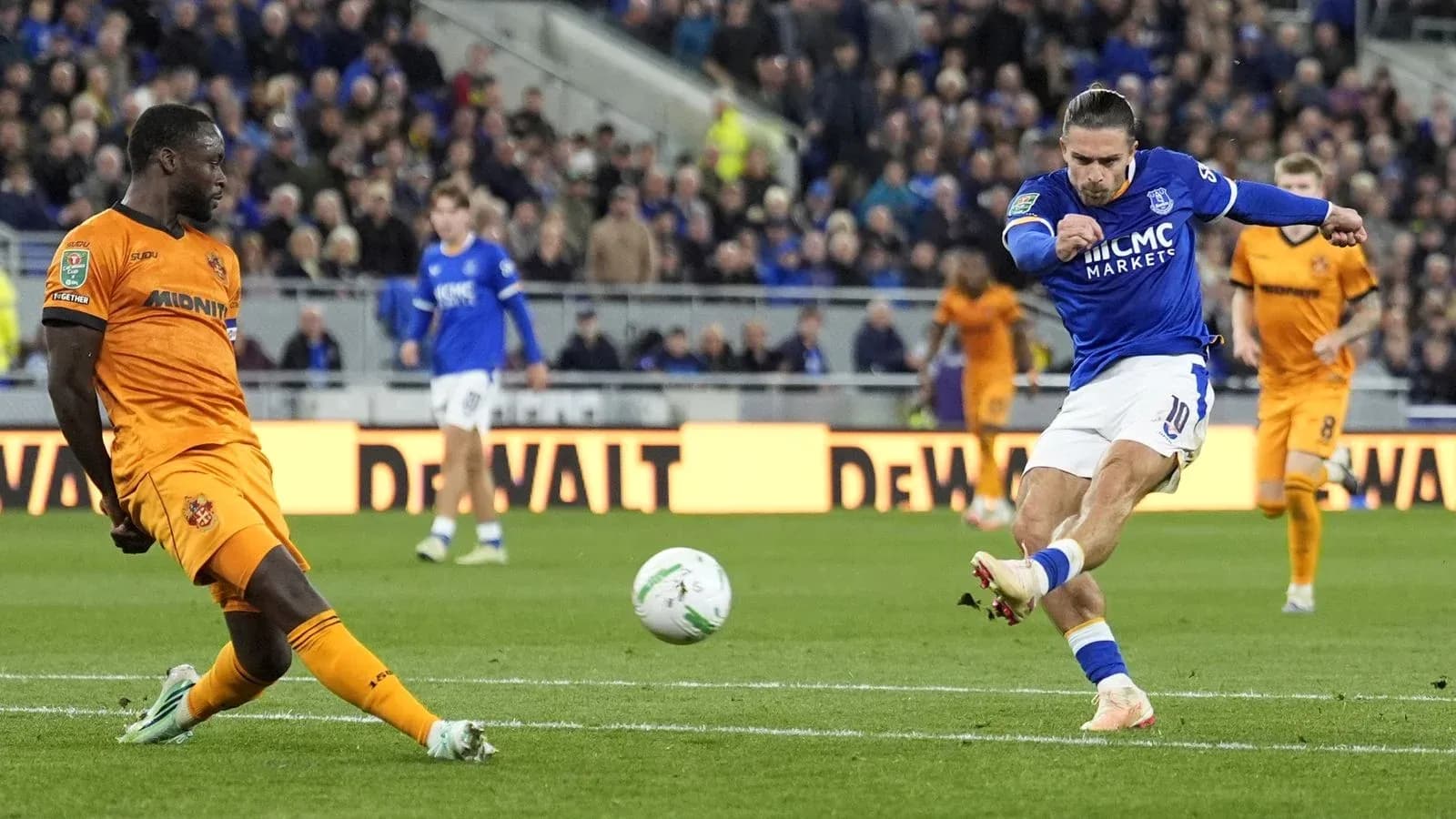 Jugador de Everton disparando a portería durante partido Jugador de Everton disparando a portería durante partido