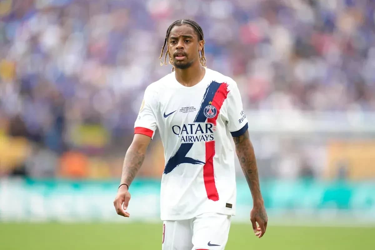 Jugador de PSG caminando en el campo de juego Jugador de PSG caminando en el campo de juego