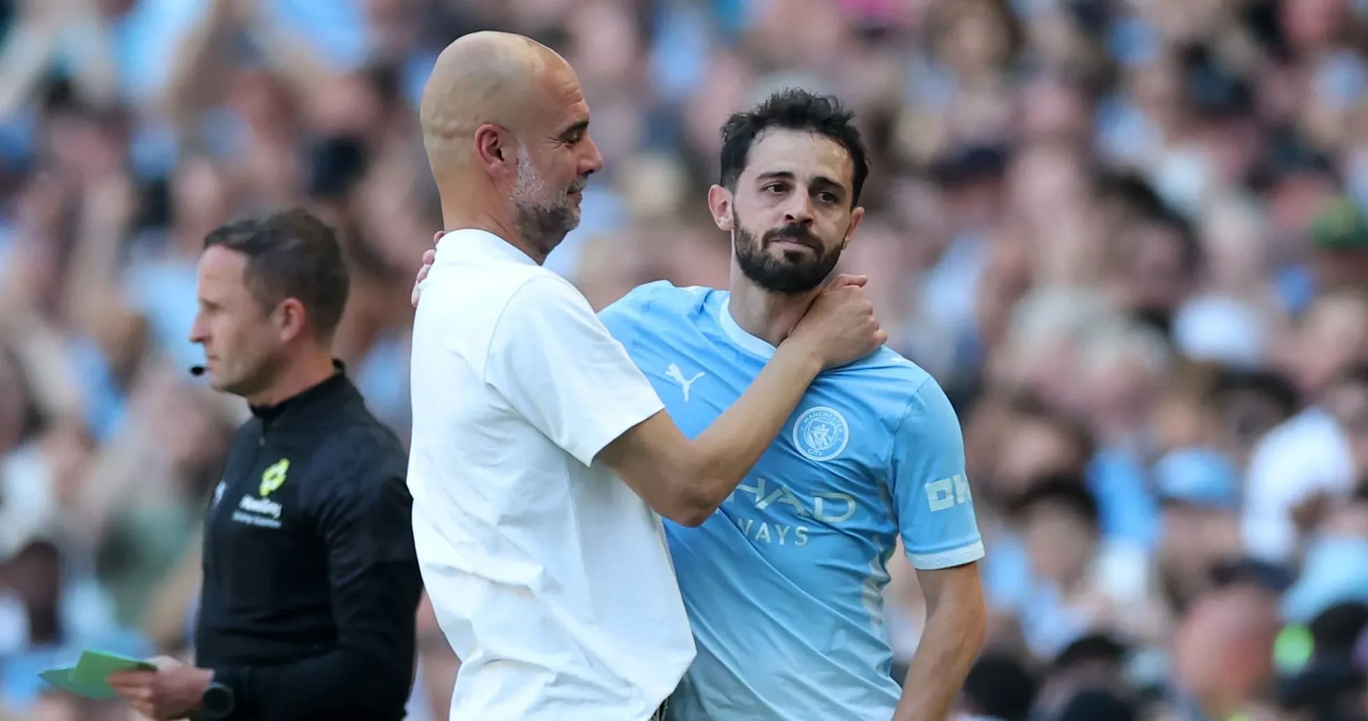 Pep Guardiola abrazando a Bernardo Silva en el campo Pep Guardiola abrazando a Bernardo Silva en el campo