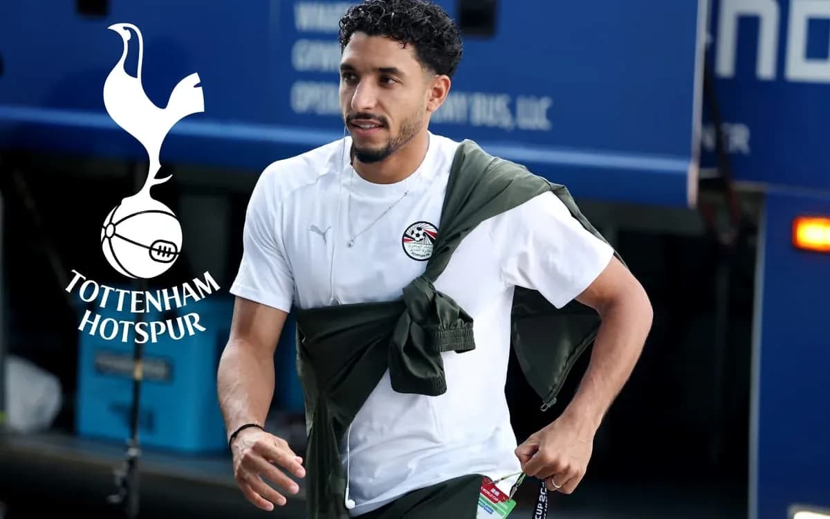 Jugador de Tottenham Hotspur llegando al autobús Jugador de Tottenham Hotspur llegando al autobús
