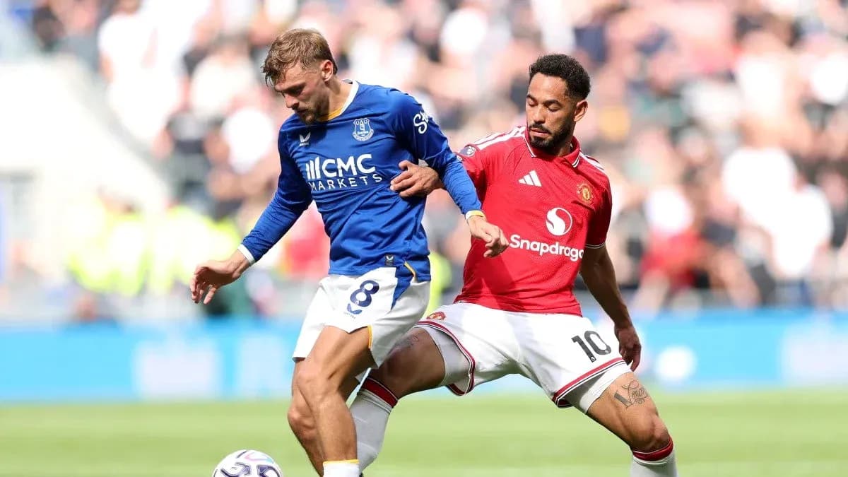 Jugadores de Everton y Manchester United luchando por el balón Jugadores de Everton y Manchester United luchando por el balón