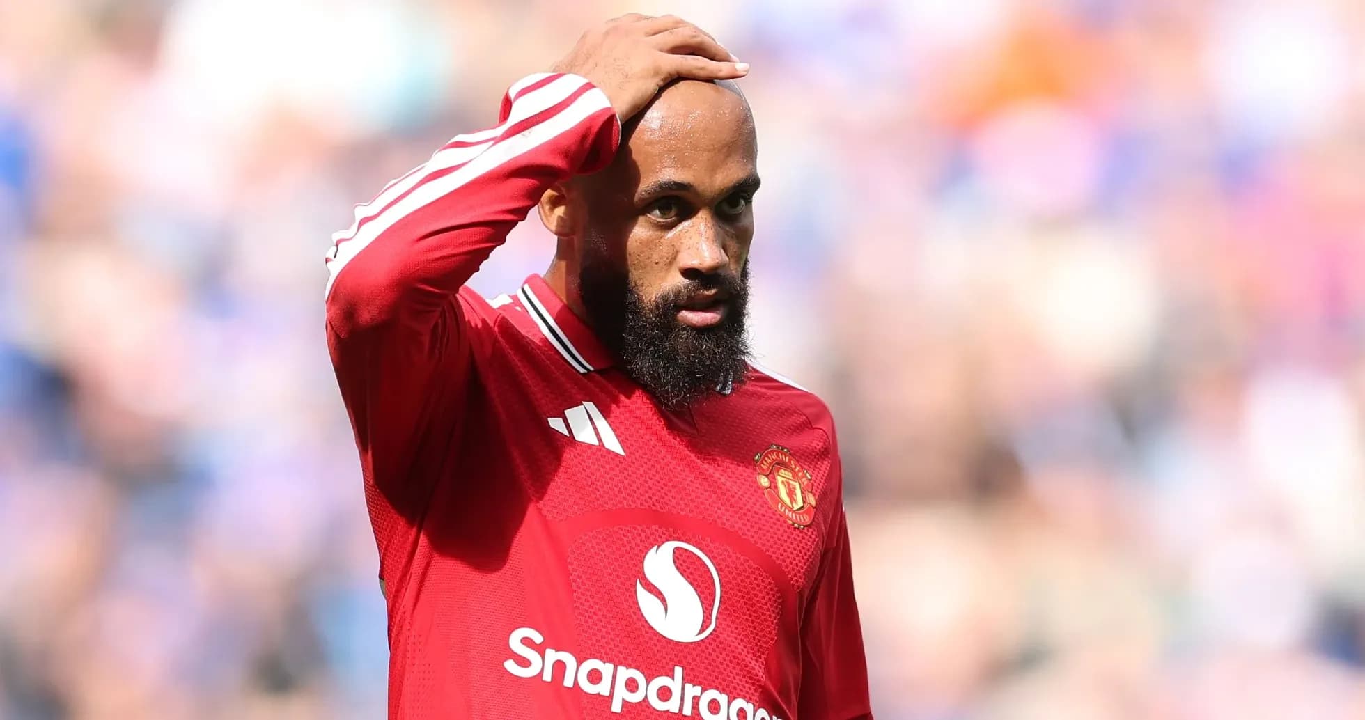 Jugador de Manchester United con camiseta roja, preocupado Jugador de Manchester United con camiseta roja, preocupado