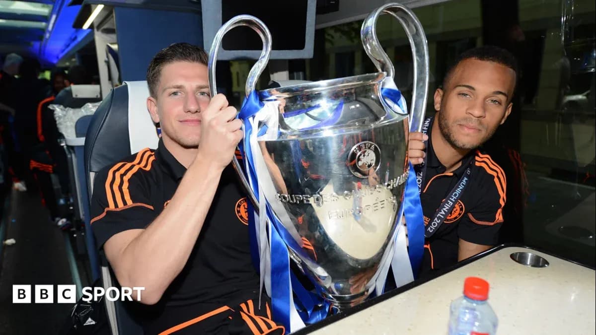 Jugadores sosteniendo la Champions League en autobús Jugadores sosteniendo la Champions League en autobús