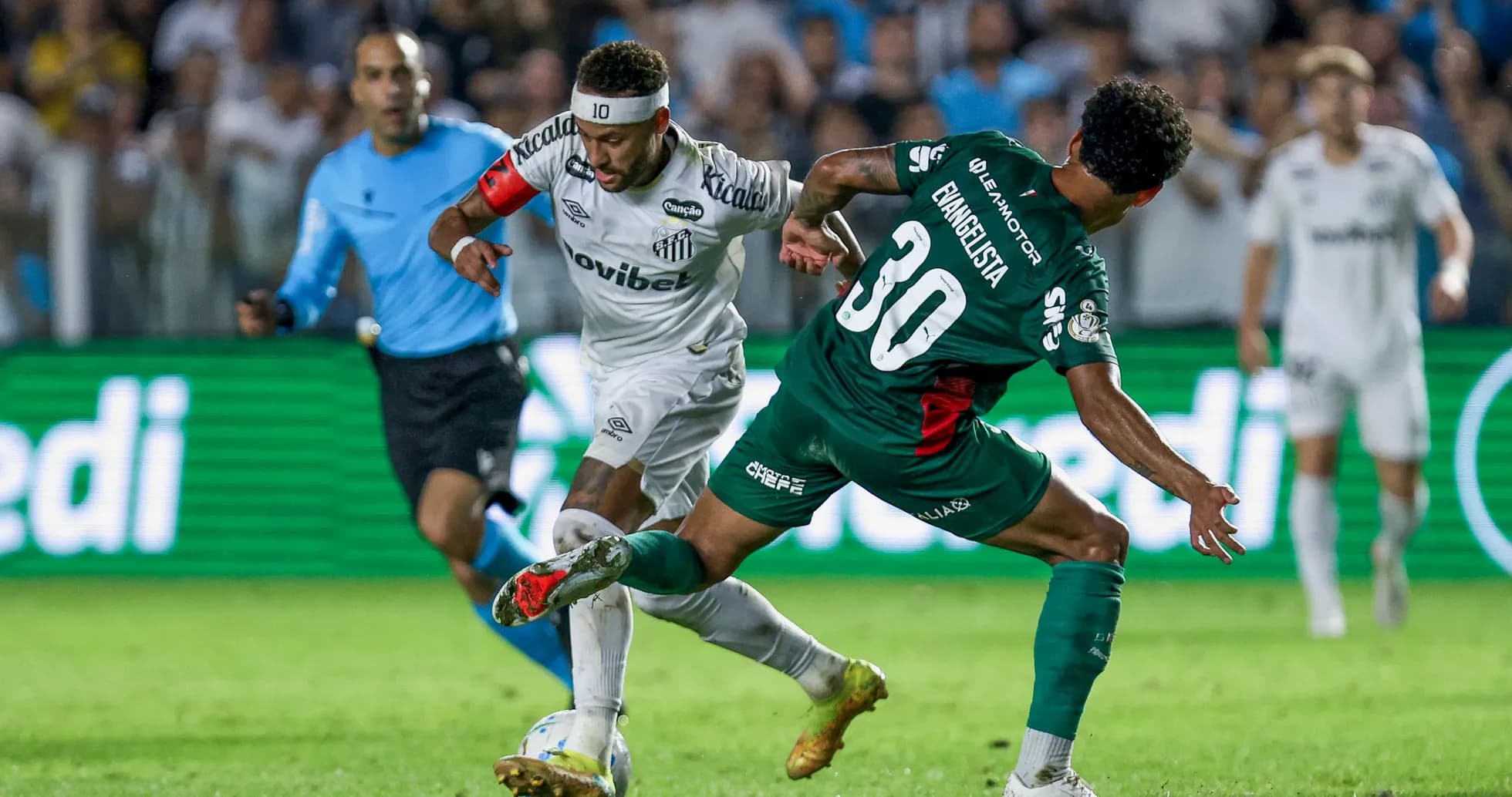 Jugador de Santos driblando a defensa de León Jugador de Santos driblando a defensa de León
