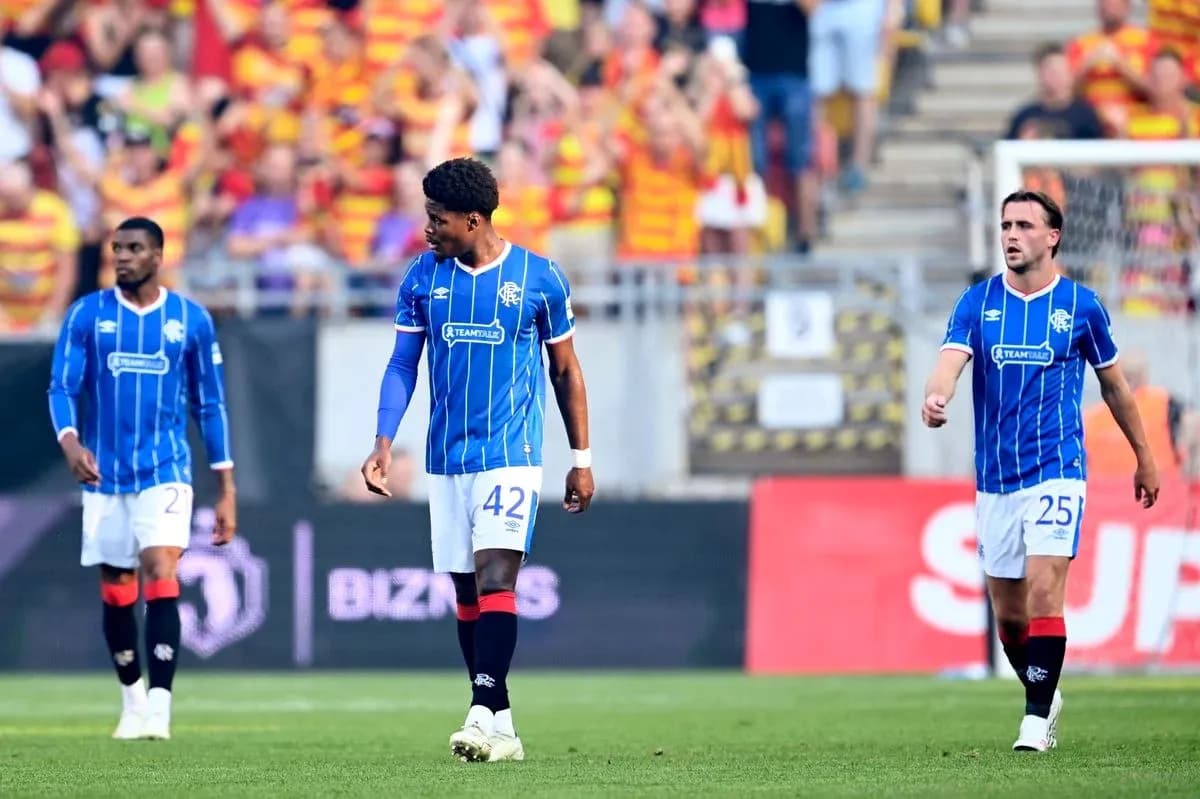 Jugadores del Rangers en partido de fútbol Jugadores del Rangers en partido de fútbol