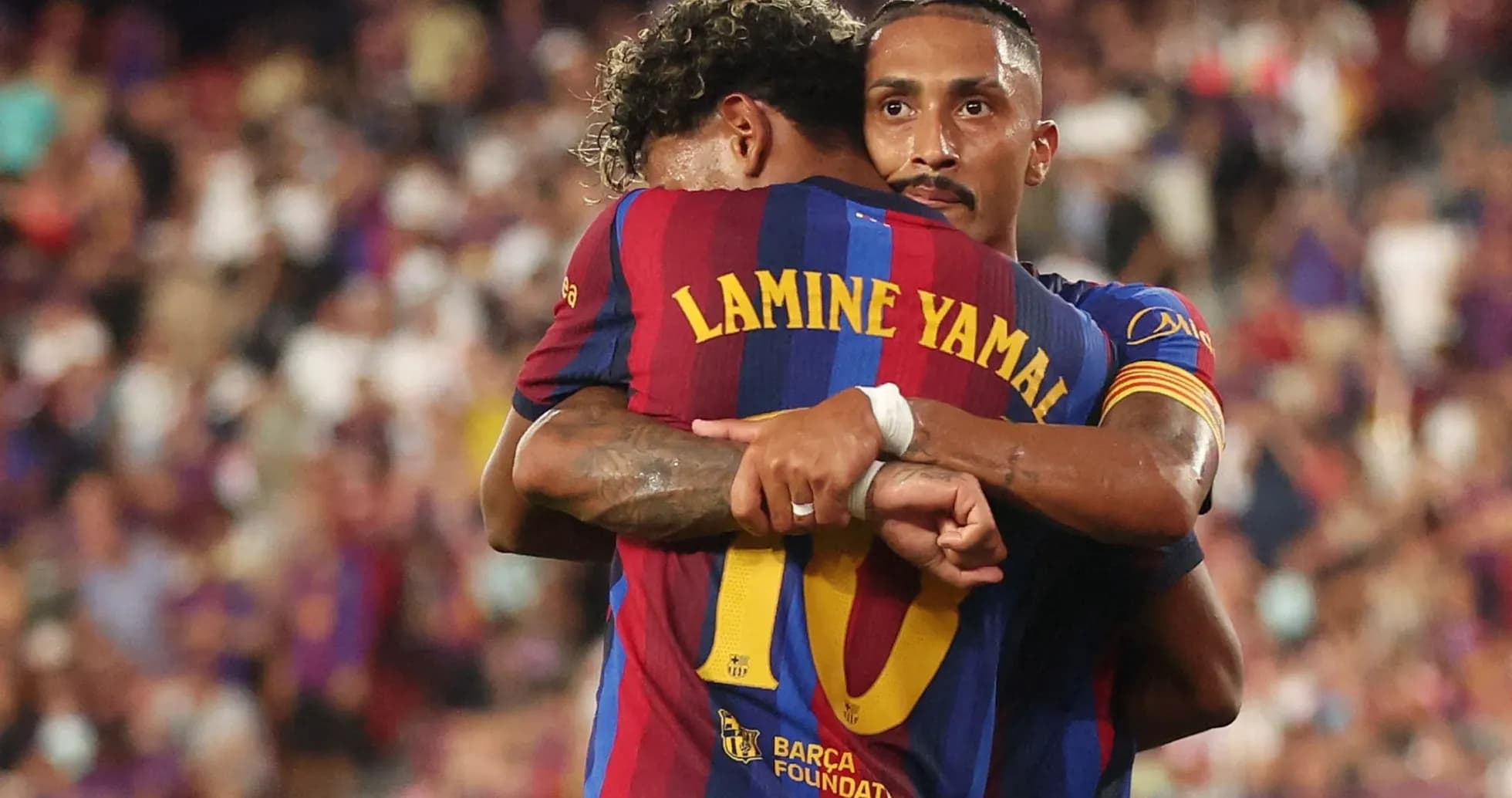 Jugadores del FC Barcelona se abrazan tras gol Jugadores del FC Barcelona se abrazan tras gol