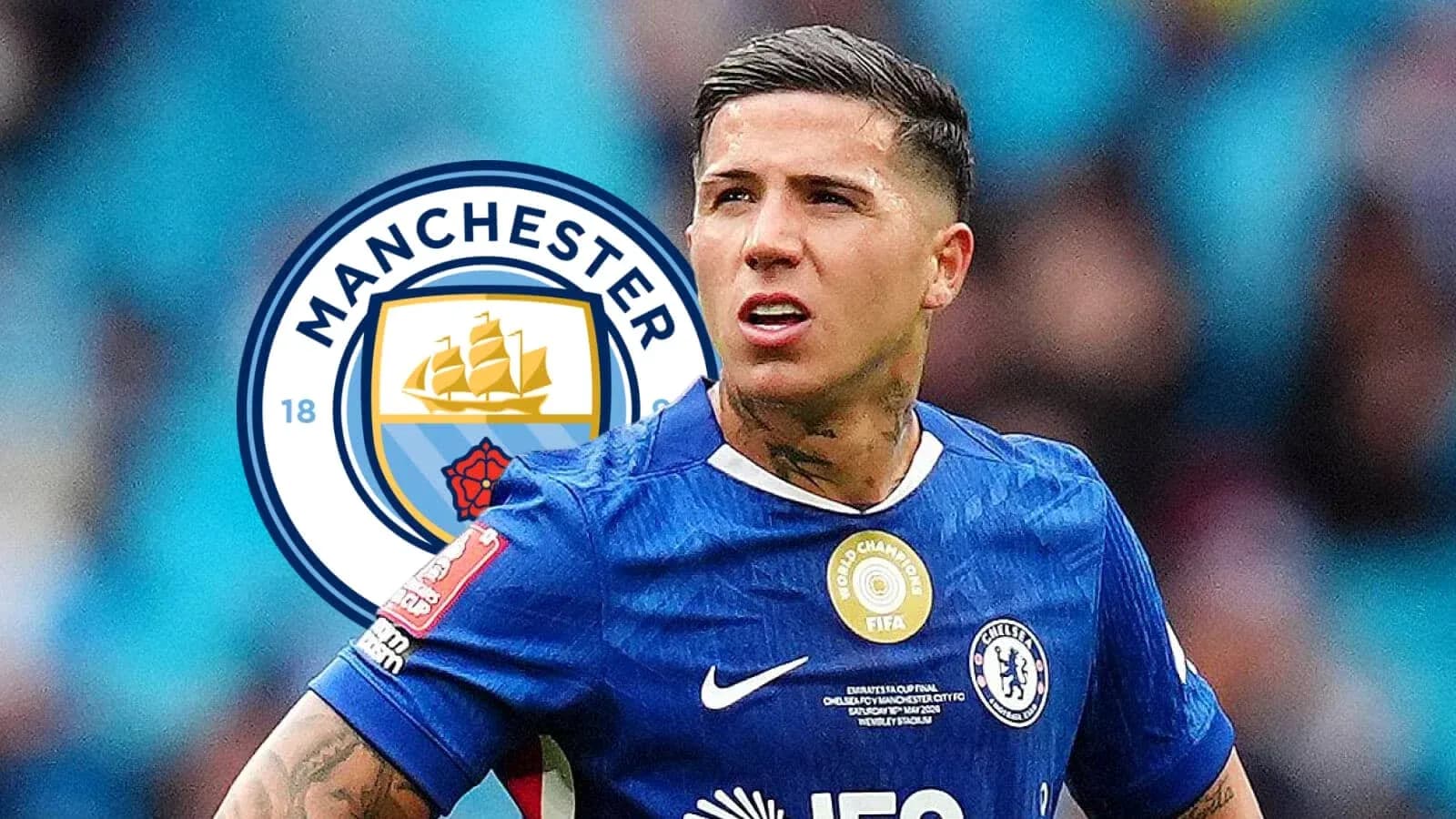 Jugador de Chelsea con logo de Manchester City de fondo Jugador de Chelsea con logo de Manchester City de fondo