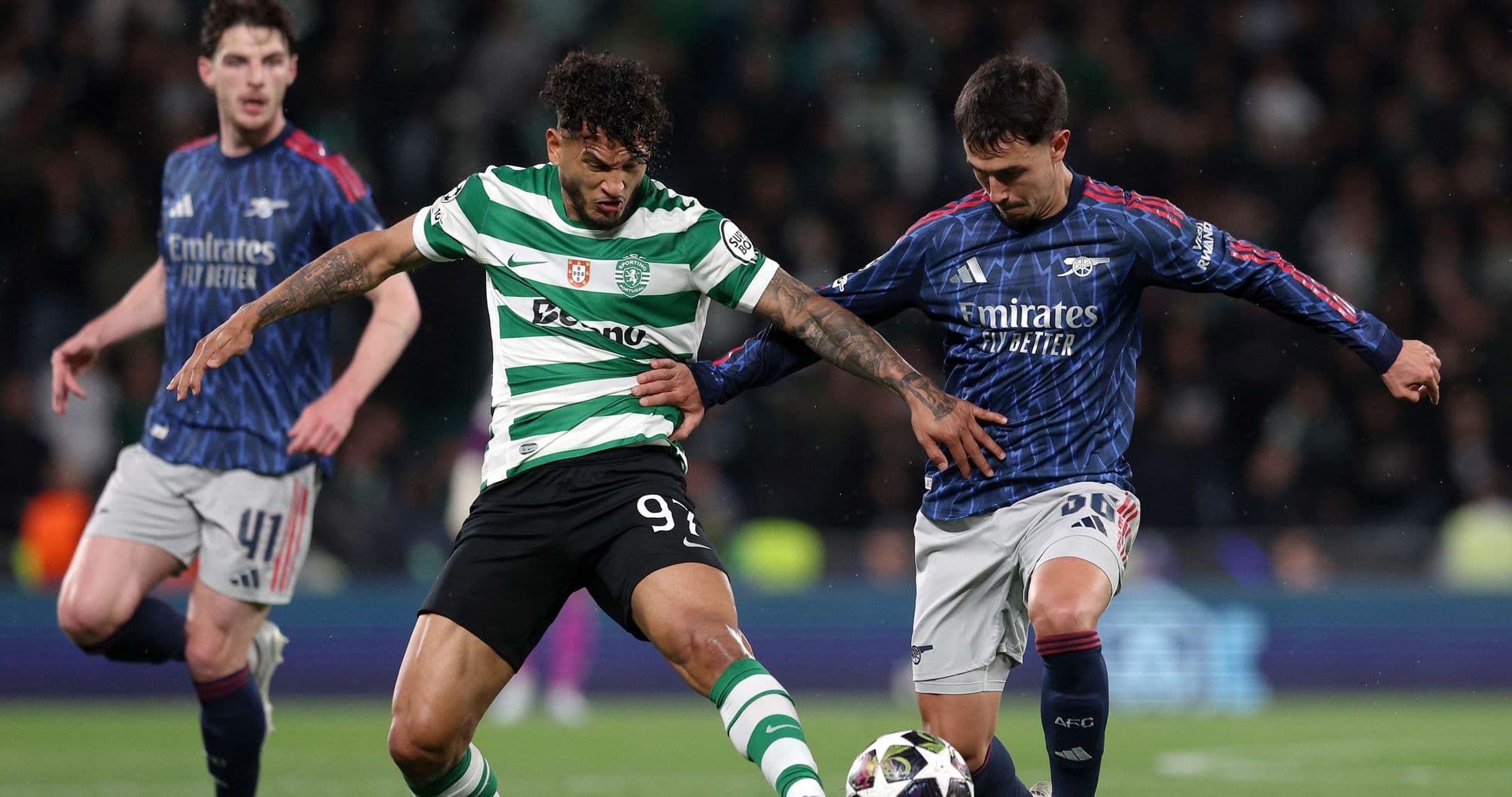 Jugadores de Sporting CP y Arsenal luchando por el balón Jugadores de Sporting CP y Arsenal luchando por el balón