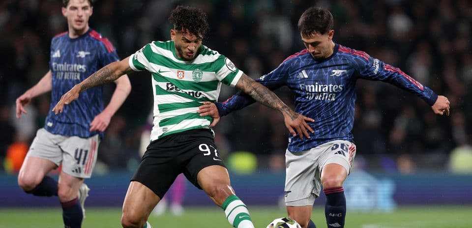 Jugadores de Sporting CP y Arsenal luchando por el balón Jugadores de Sporting CP y Arsenal luchando por el balón