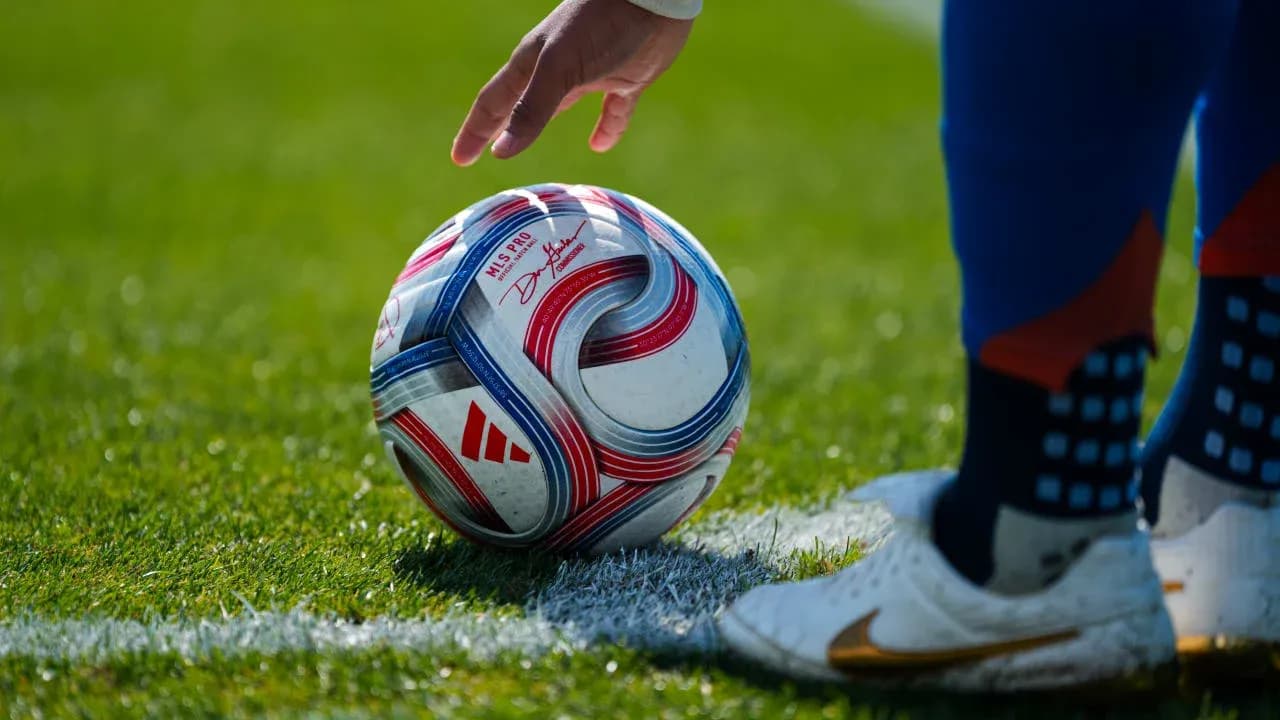 Balón de fútbol en el campo de juego Balón de fútbol en el campo de juego
