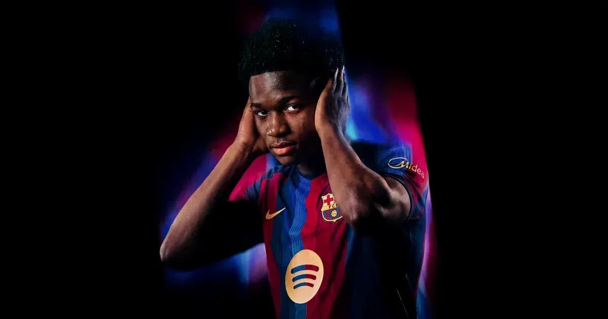 Jugador de Barcelona posando con camiseta oficial Jugador de Barcelona posando con camiseta oficial