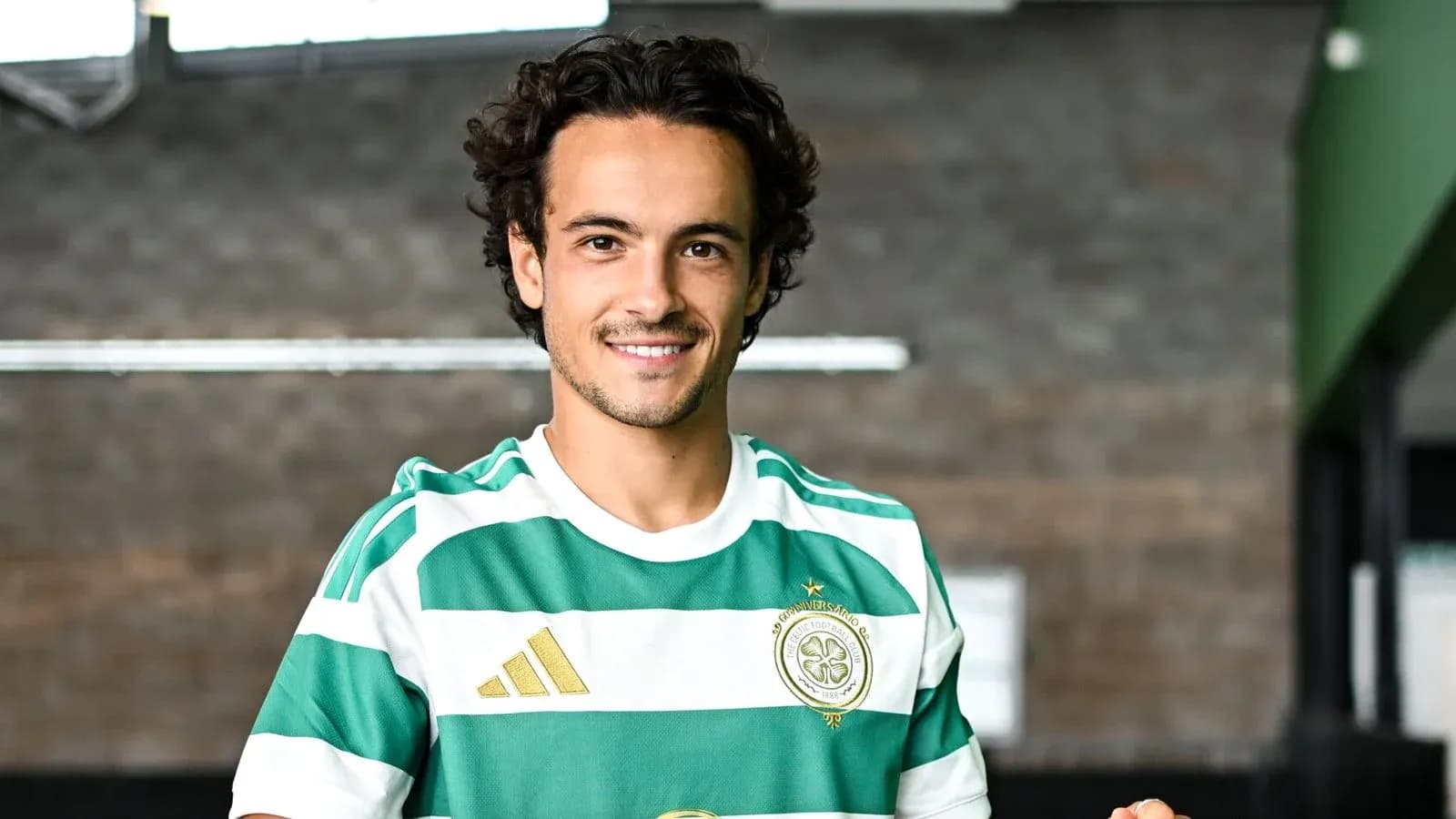 Jugador sonriendo con camiseta de Celtic FC Jugador sonriendo con camiseta de Celtic FC