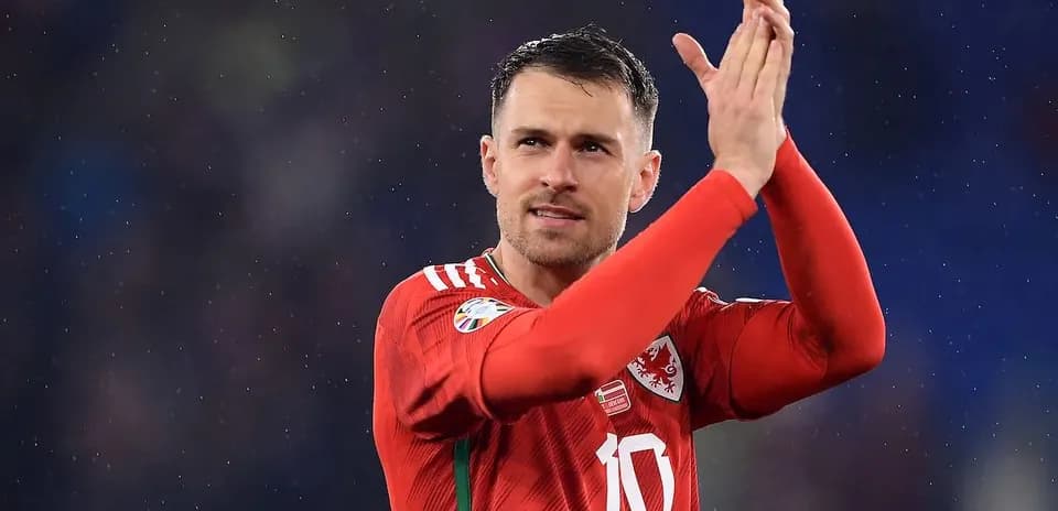 Jugador aplaudiendo en partido de fútbol Jugador aplaudiendo en partido de fútbol