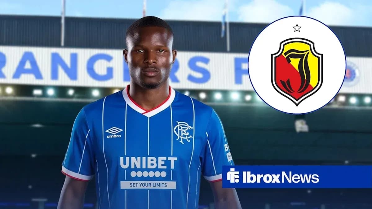 Jugador de Rangers posando en camiseta azul en Ibrox Jugador de Rangers posando en camiseta azul en Ibrox
