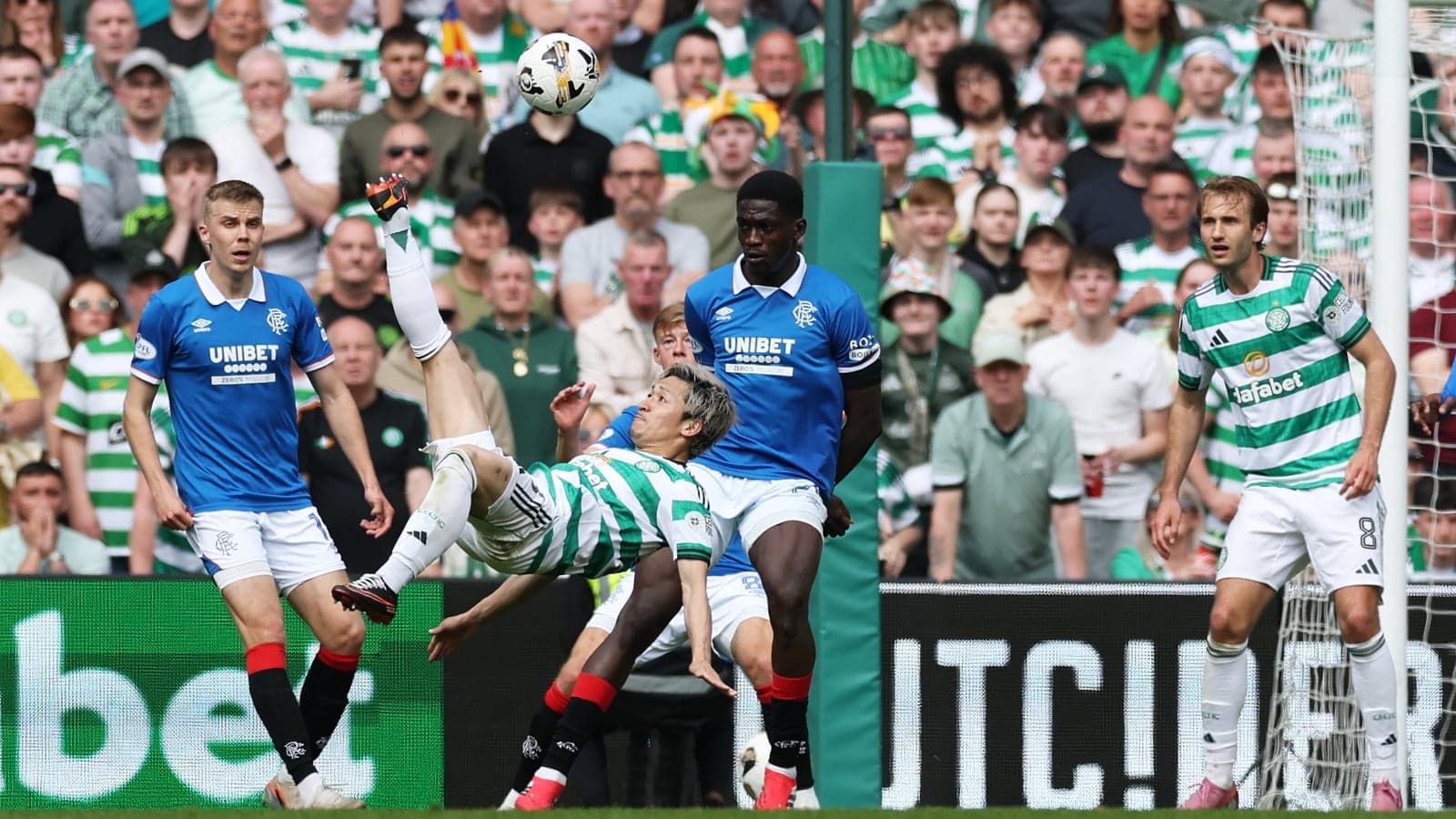 Jugador de Celtic realizando una chilena en el partido Jugador de Celtic realizando una chilena en el partido