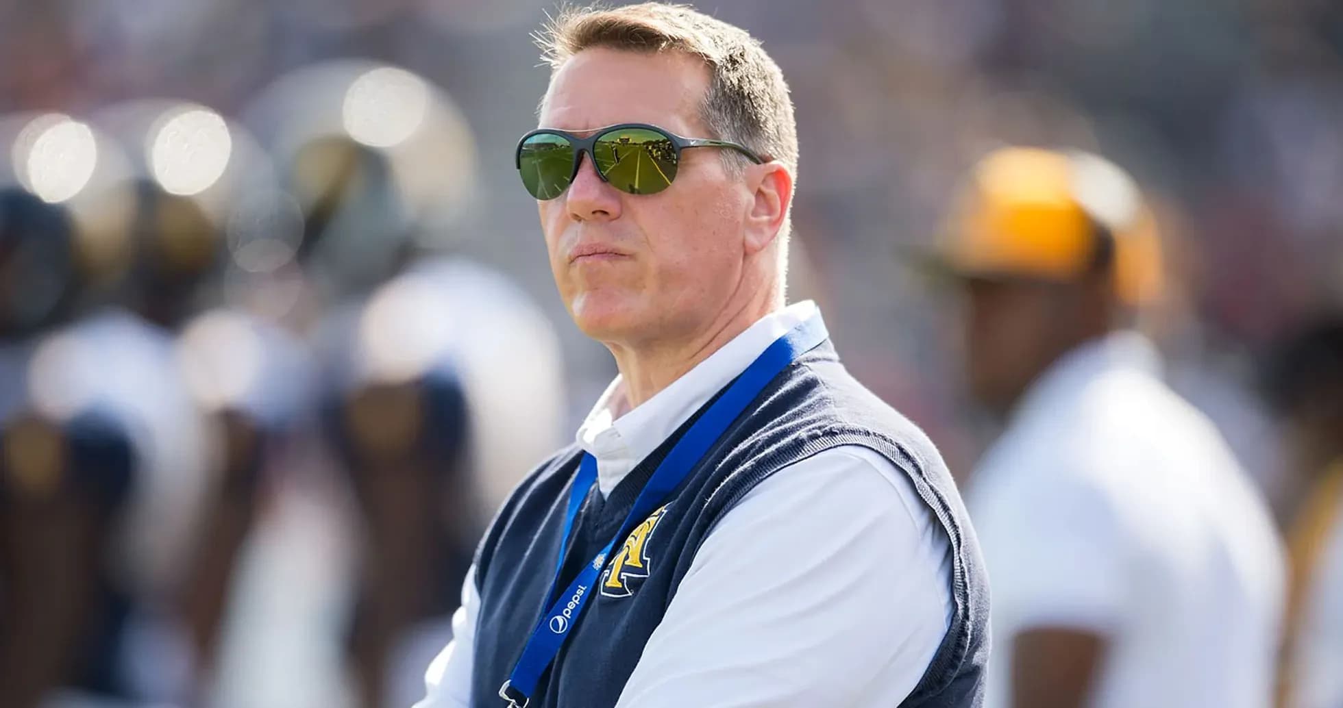 Hombre con gafas de sol en el campo de fútbol Hombre con gafas de sol en el campo de fútbol