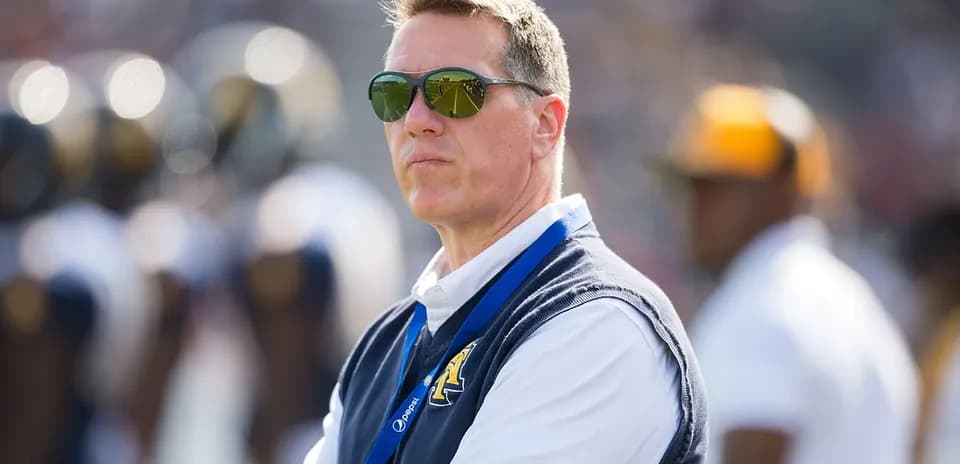 Hombre con gafas de sol en el campo de fútbol Hombre con gafas de sol en el campo de fútbol