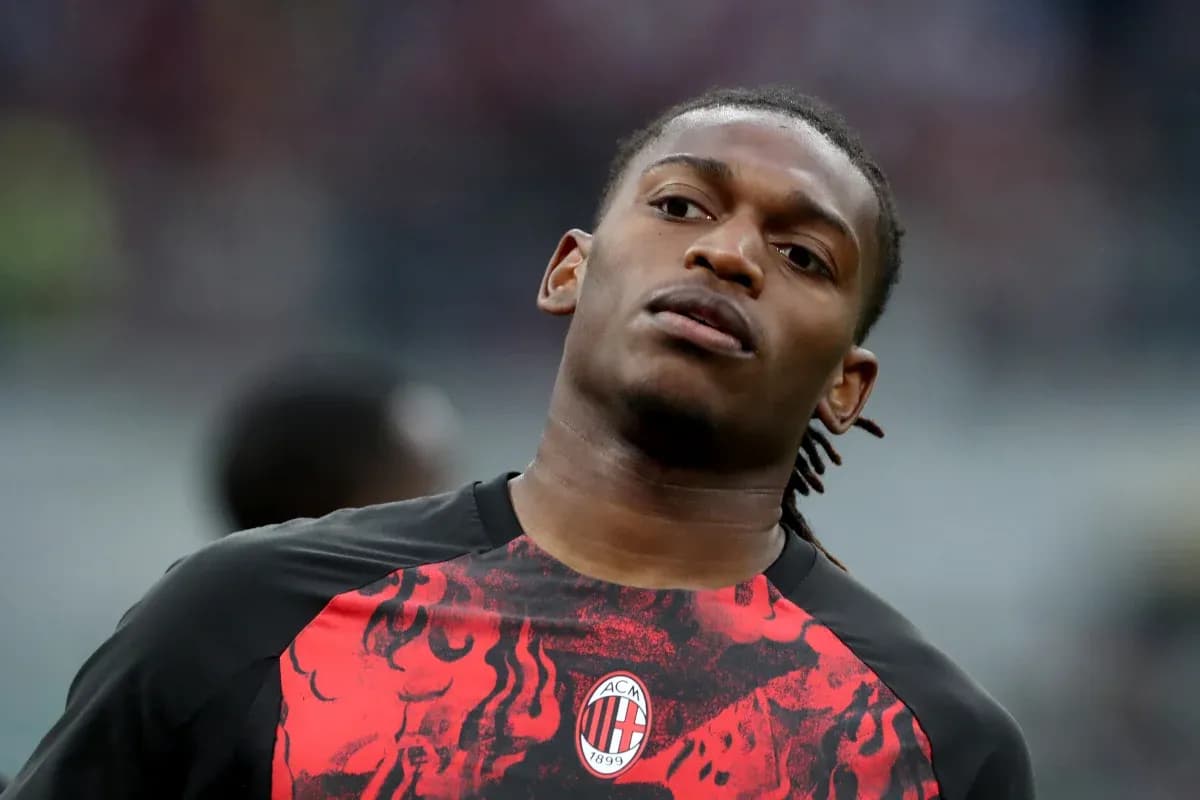 Jugador de AC Milan en sesión de calentamiento Jugador de AC Milan en sesión de calentamiento