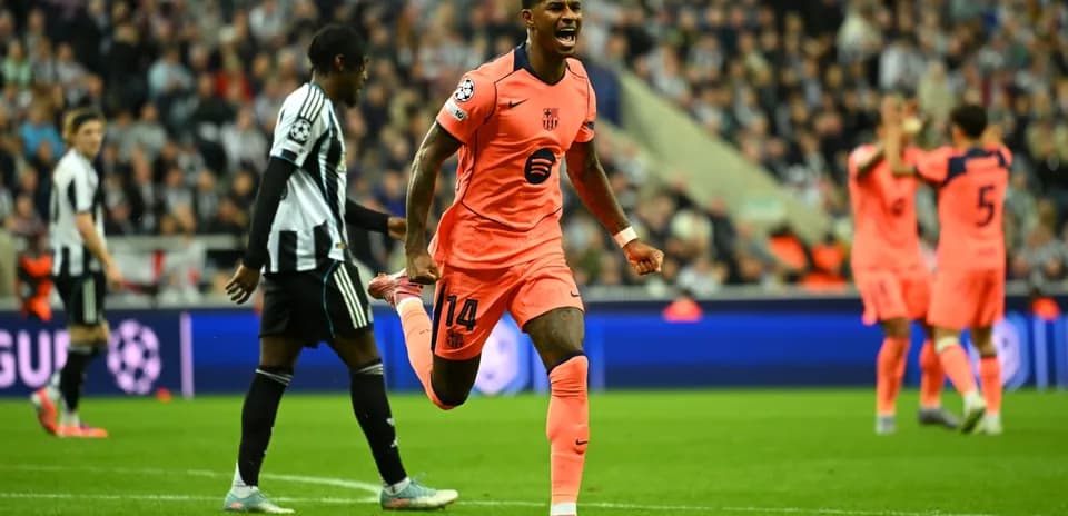 Jugador de Barcelona celebra un gol contra Newcastle Jugador de Barcelona celebra un gol contra Newcastle