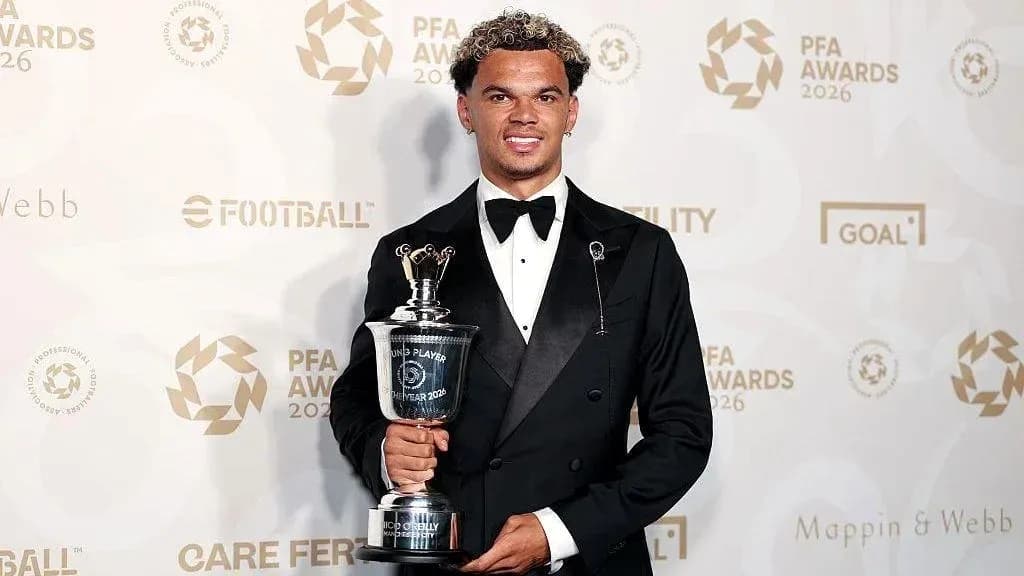 Jugador sosteniendo trofeo en ceremonia de premios Jugador sosteniendo trofeo en ceremonia de premios