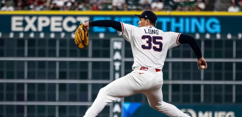 Lanzador en acción en el campo de béisbol Lanzador en acción en el campo de béisbol