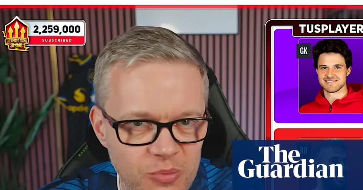 Presentador hablando en un canal de fútbol en línea Presentador hablando en un canal de fútbol en línea