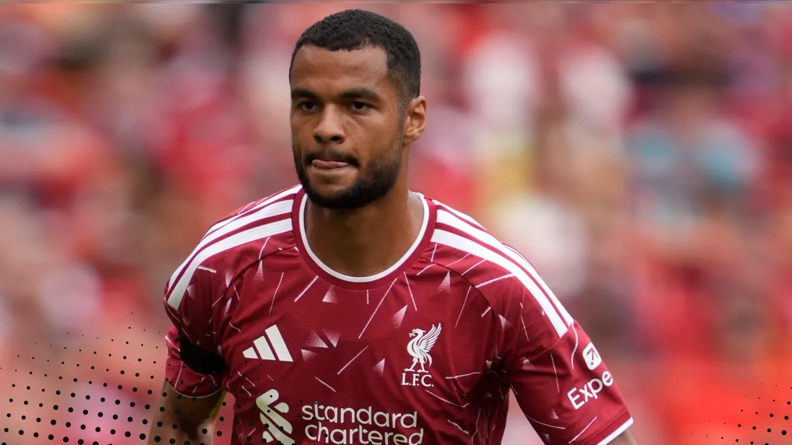 Jugador de Liverpool en camiseta roja durante partido Jugador de Liverpool en camiseta roja durante partido