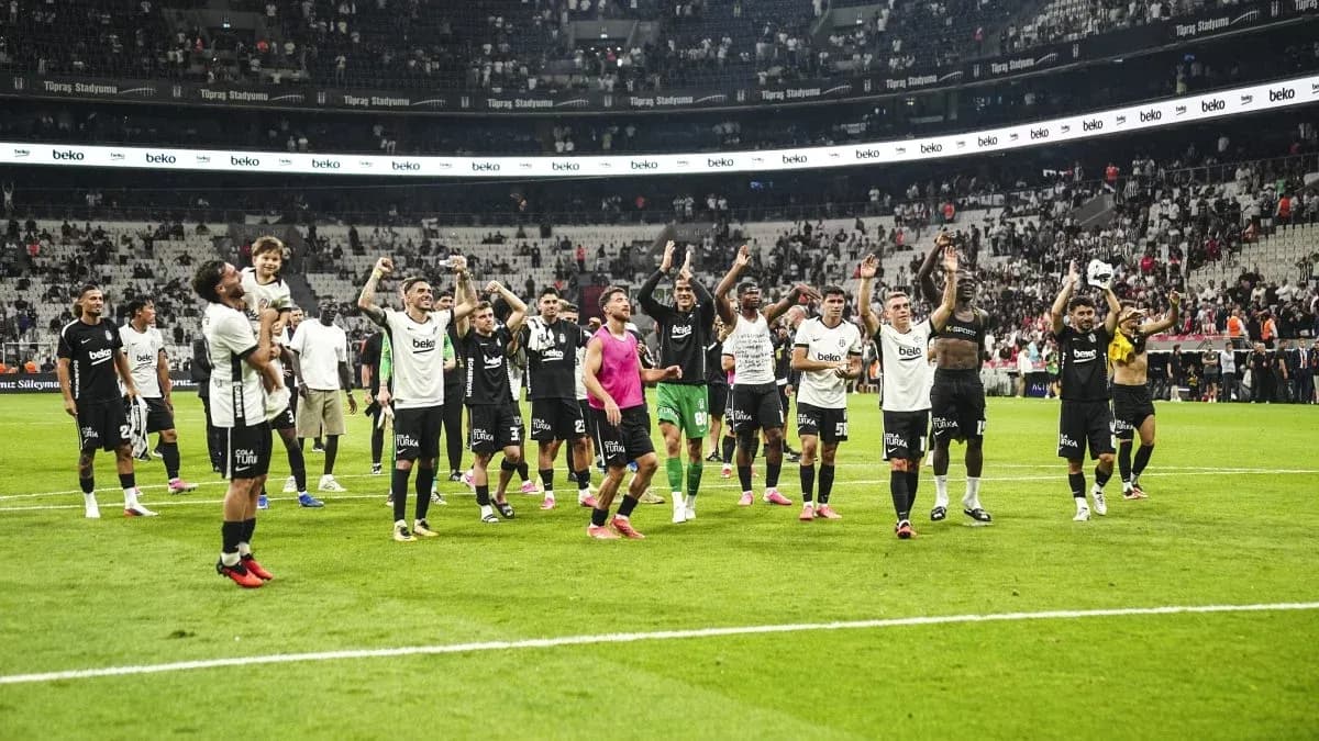 Jugadores de Beşiktaş celebrando en el estadio Jugadores de Beşiktaş celebrando en el estadio
