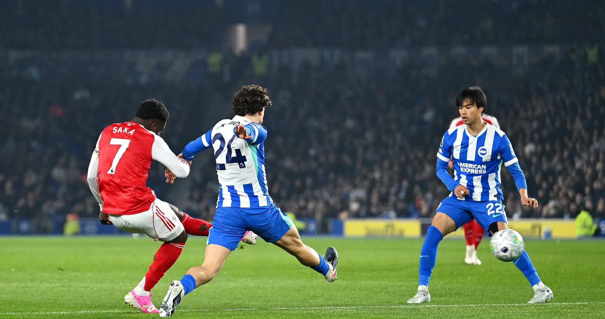 Saka disparando mientras es defendido por Brighton Saka disparando mientras es defendido por Brighton