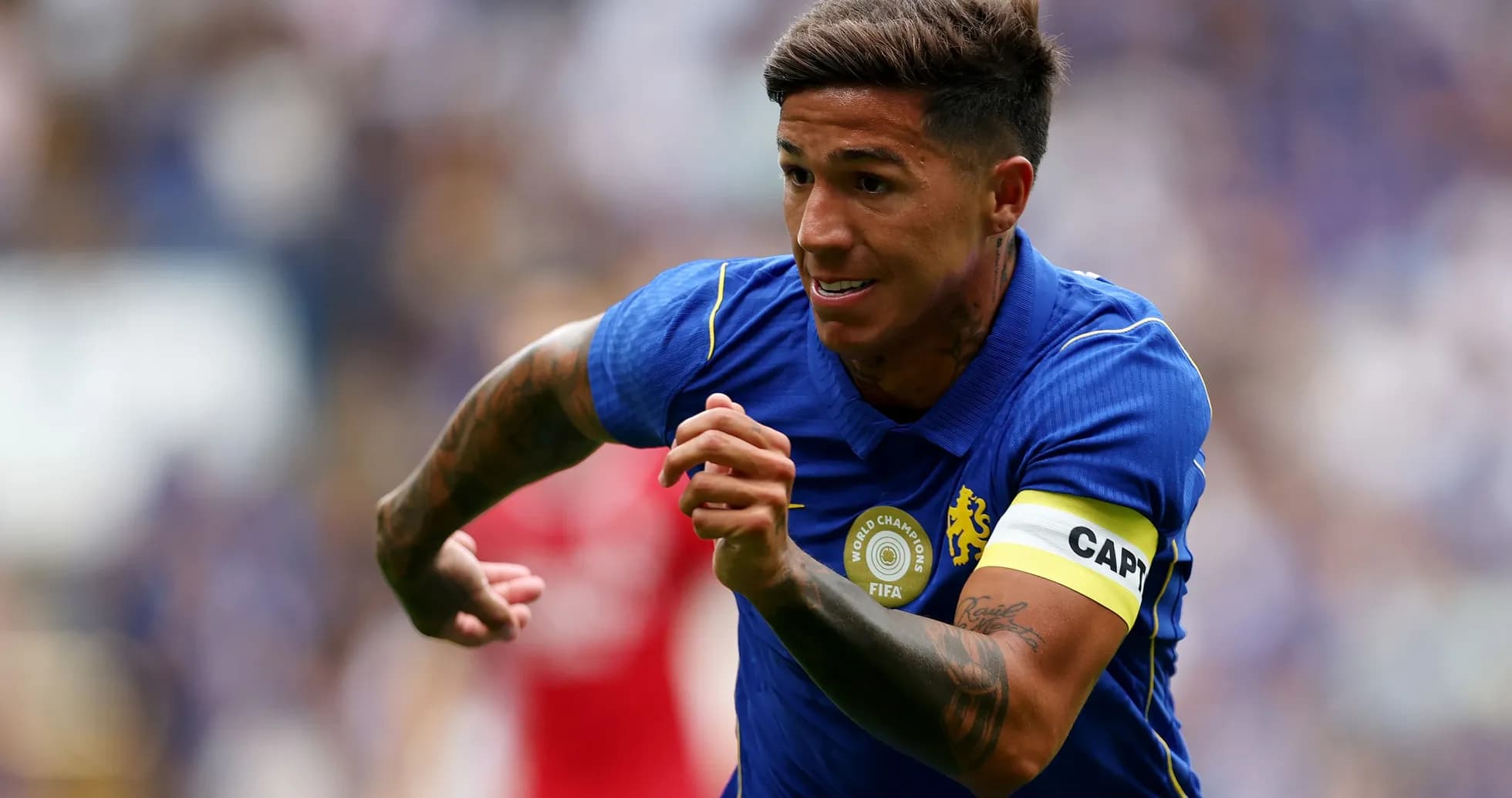 Jugador corriendo con camiseta de Chelsea y cinta de capitán Jugador corriendo con camiseta de Chelsea y cinta de capitán