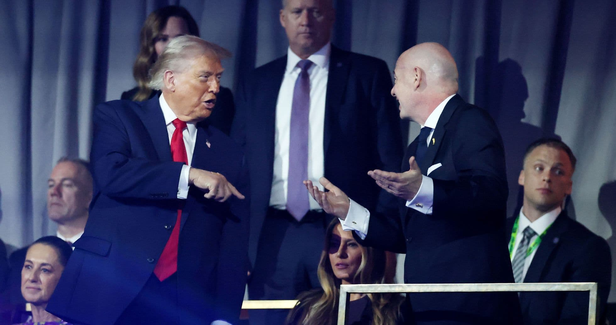 Donald Trump conversando con un hombre en evento Donald Trump conversando con un hombre en evento